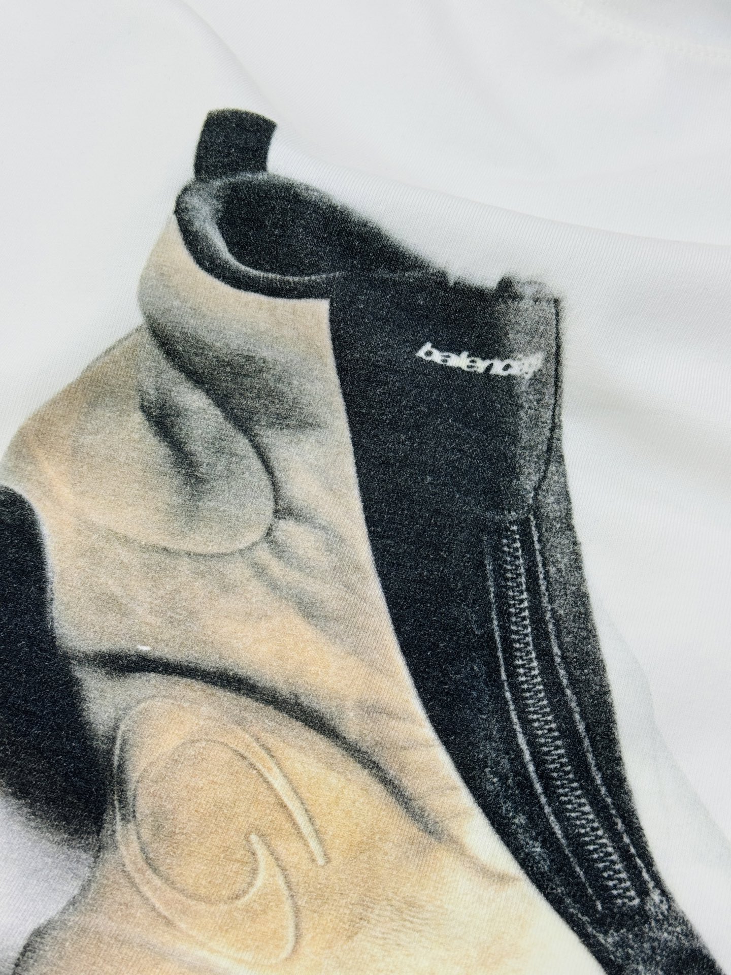 Balenciaga巴黎世家篮球鞋印花T恤，纯白底色+宽松版型，男女都能轻松驾驭。胸前篮球鞋图案超有辨识
