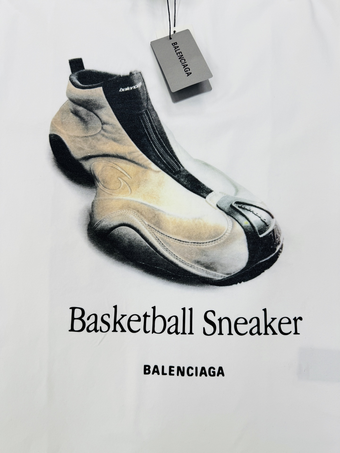 Balenciaga巴黎世家篮球鞋印花T恤，纯白底色+宽松版型，男女都能轻松驾驭。胸前篮球鞋图案超有辨识