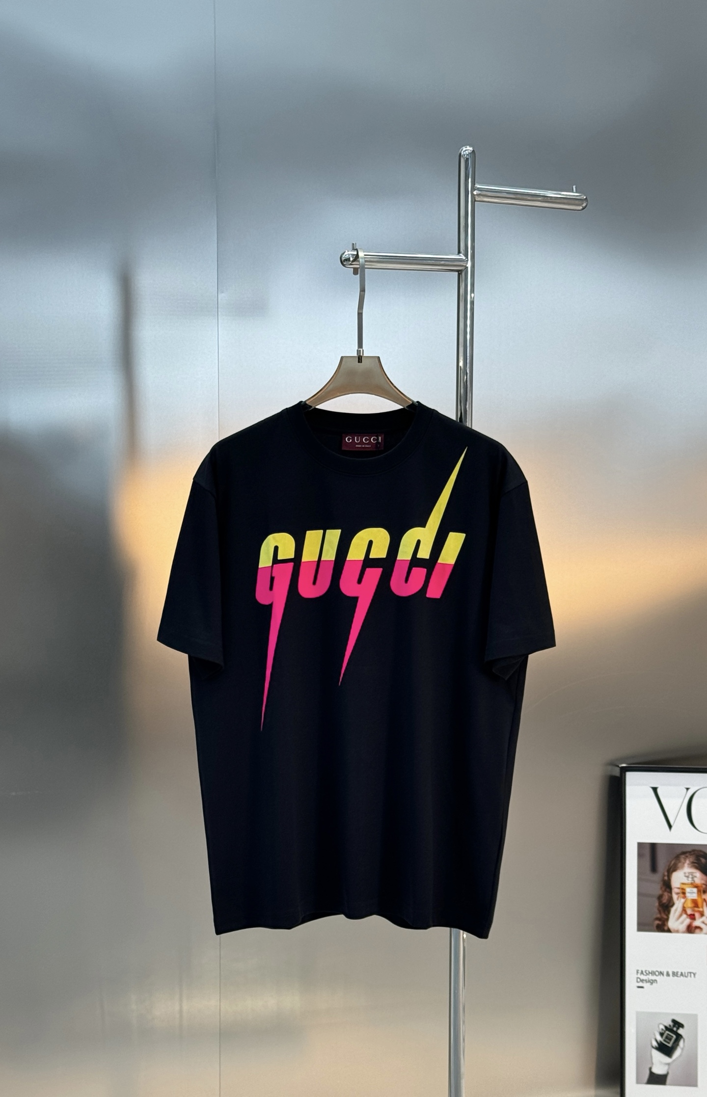 Gucci古奇锋刃印花短袖T恤，高品质纯棉材质，正面渐变闪电Logo超吸睛，黄粉撞色设计，潮流感满满!男