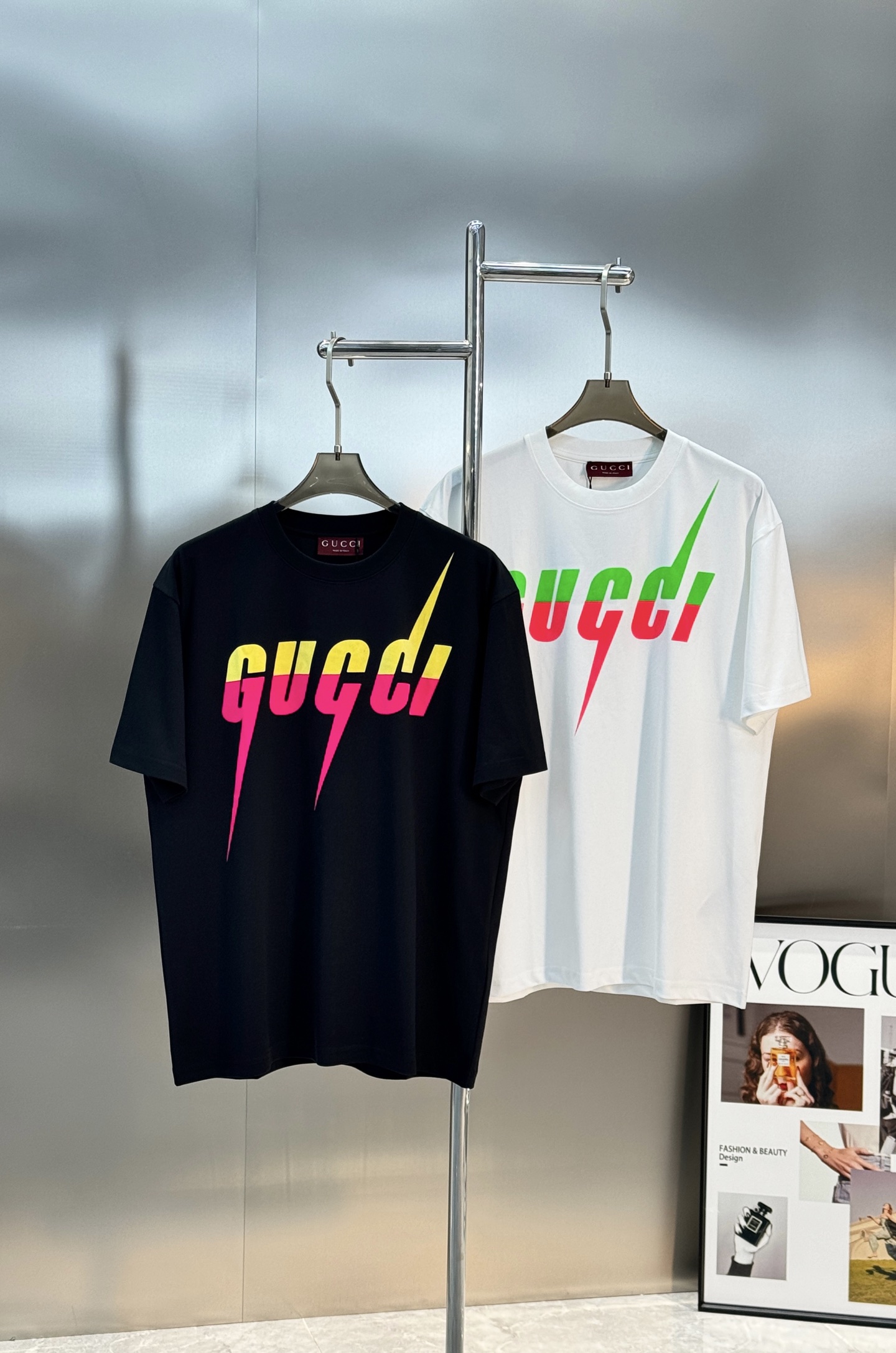 Gucci古奇锋刃印花短袖T恤，高品质纯棉材质，正面渐变闪电Logo超吸睛，黄粉撞色设计，潮流感满满!男