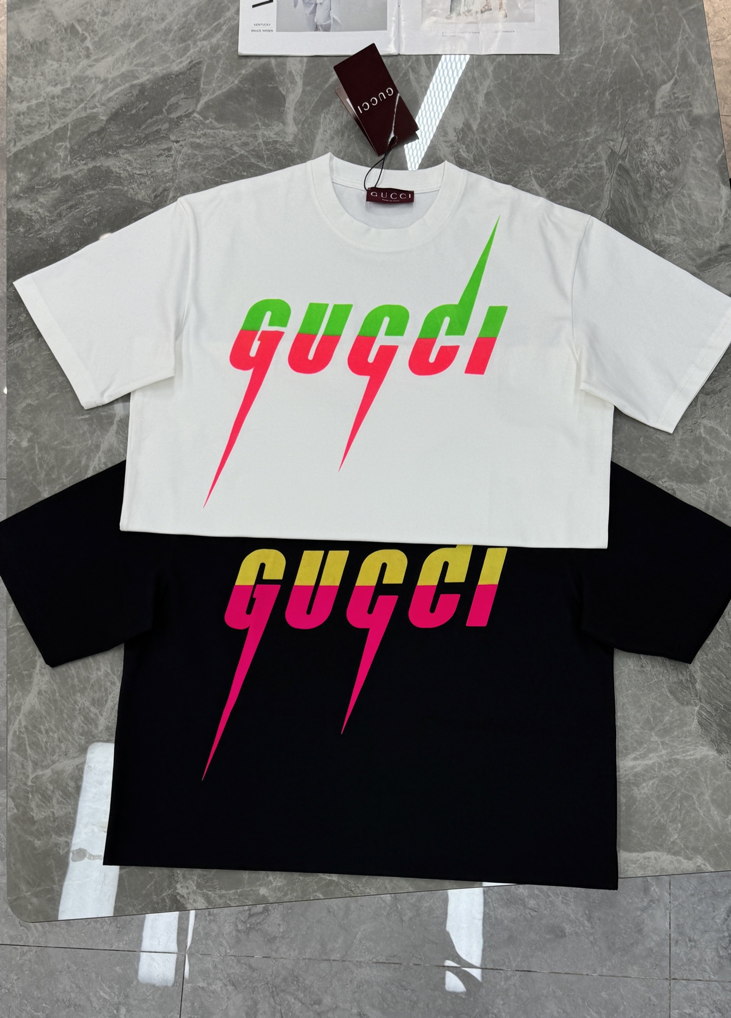 Gucci古奇锋刃印花短袖T恤，高品质纯棉材质，正面渐变闪电Logo超吸睛，黄粉撞色设计，潮流感满满!男