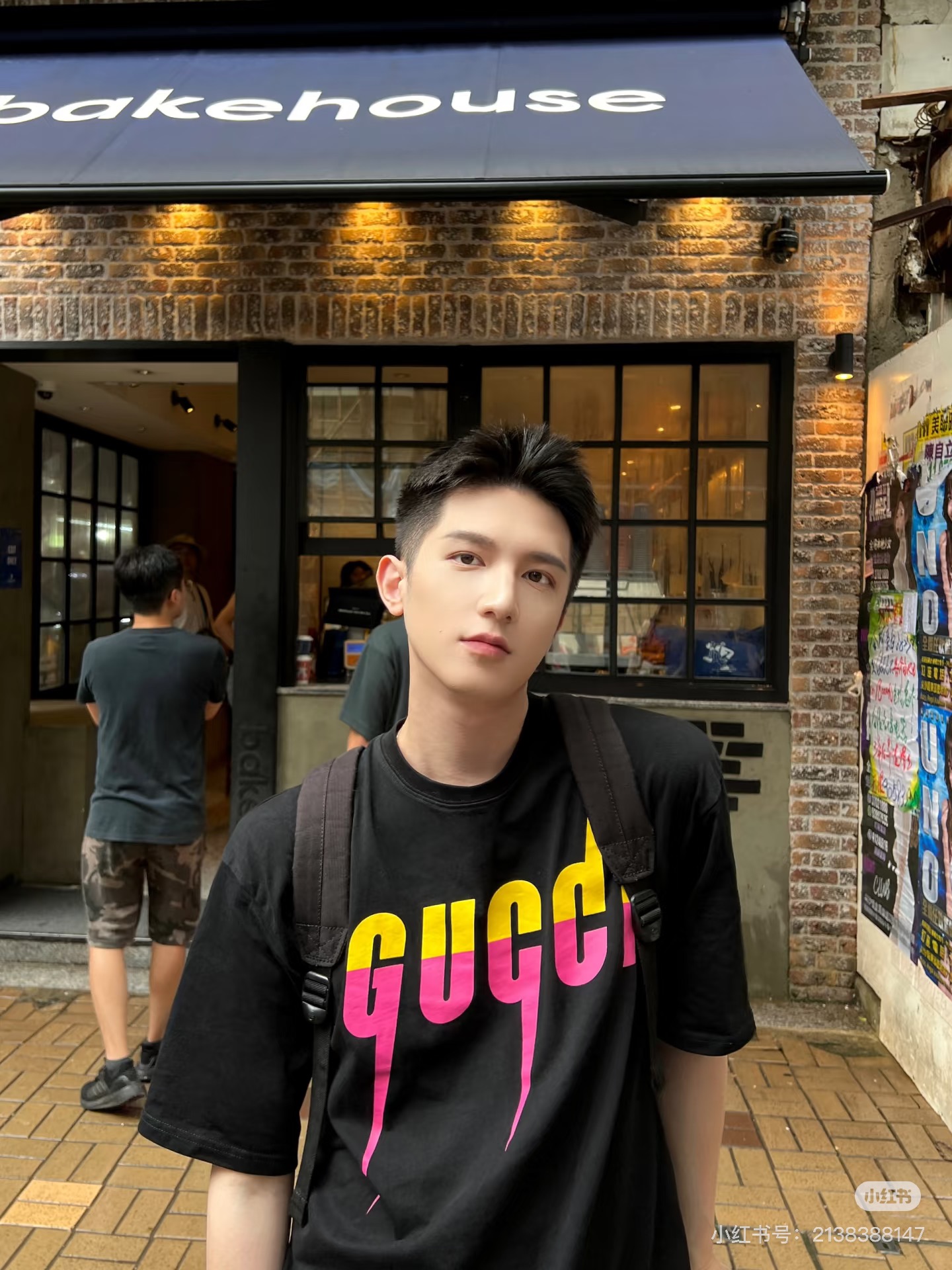 Gucci古奇锋刃印花短袖T恤，高品质纯棉材质，正面渐变闪电Logo超吸睛，黄粉撞色设计，潮流感满满!男