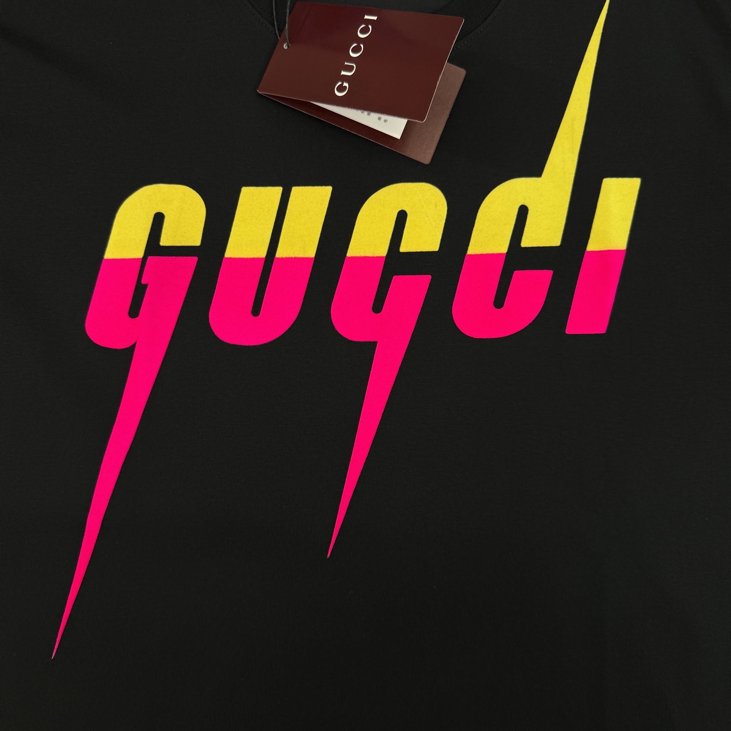 Gucci古奇锋刃印花短袖T恤，高品质纯棉材质，正面渐变闪电Logo超吸睛，黄粉撞色设计，潮流感满满!男