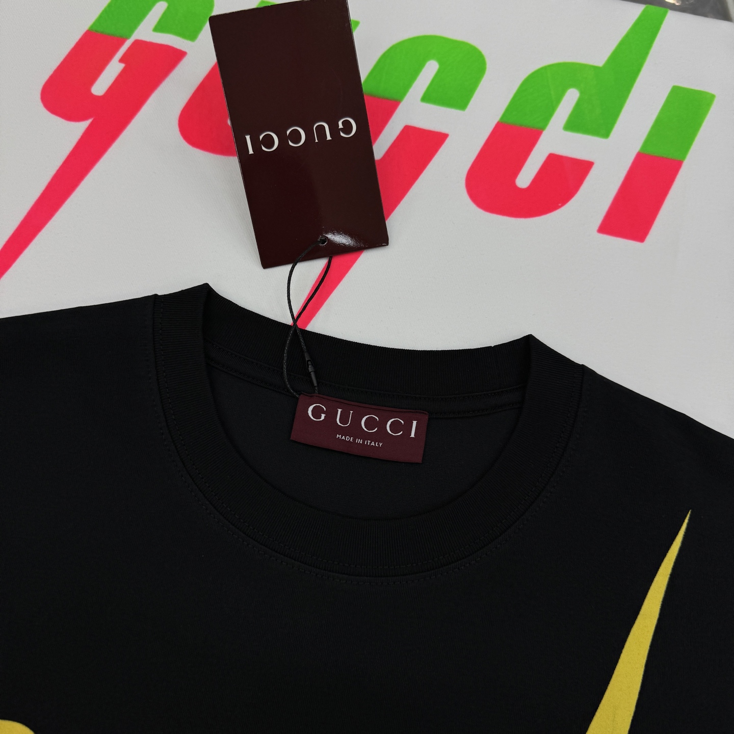 Gucci古奇锋刃印花短袖T恤，高品质纯棉材质，正面渐变闪电Logo超吸睛，黄粉撞色设计，潮流感满满!男
