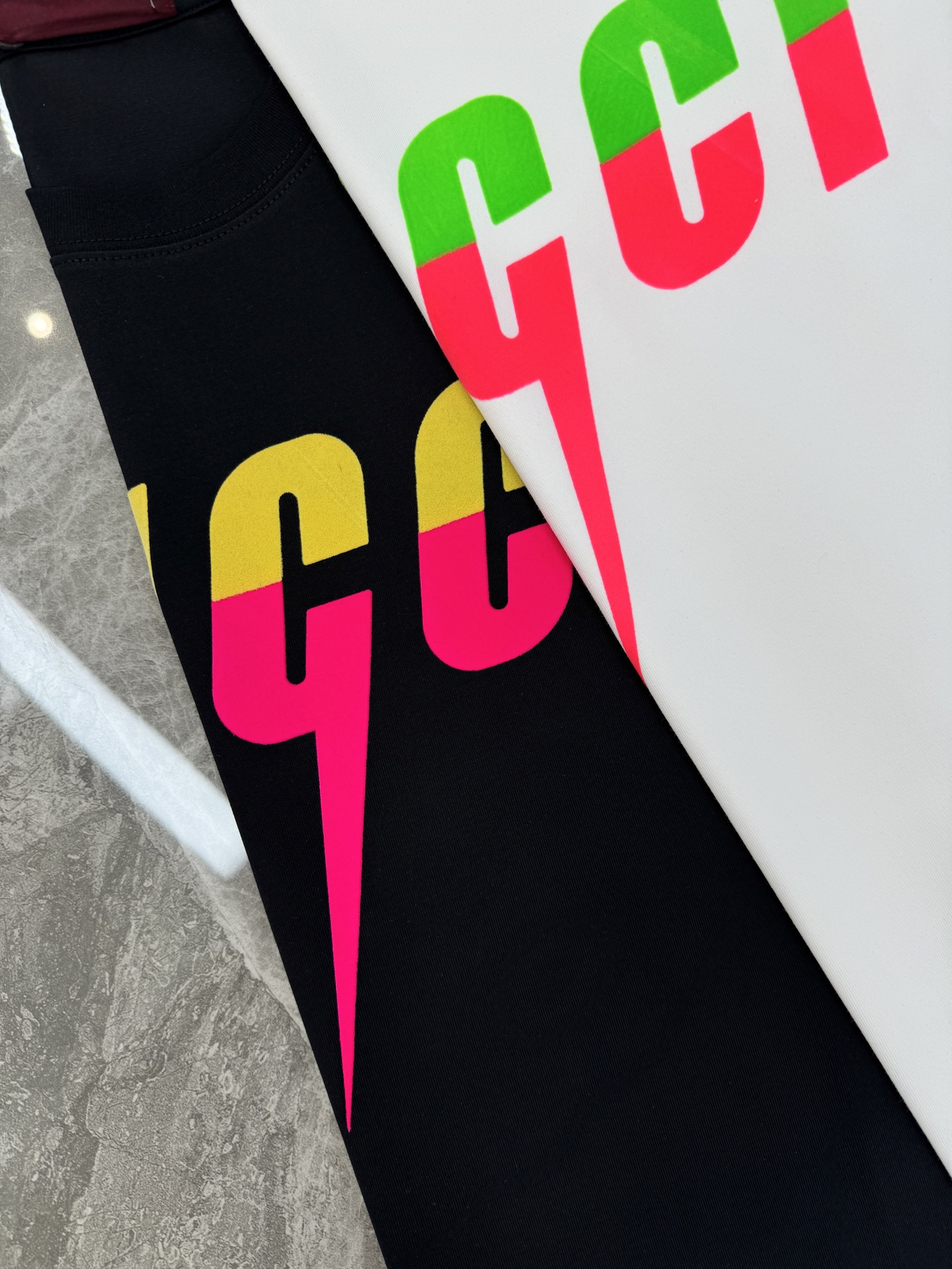 Gucci古奇锋刃印花短袖T恤，高品质纯棉材质，正面渐变闪电Logo超吸睛，黄粉撞色设计，潮流感满满!男