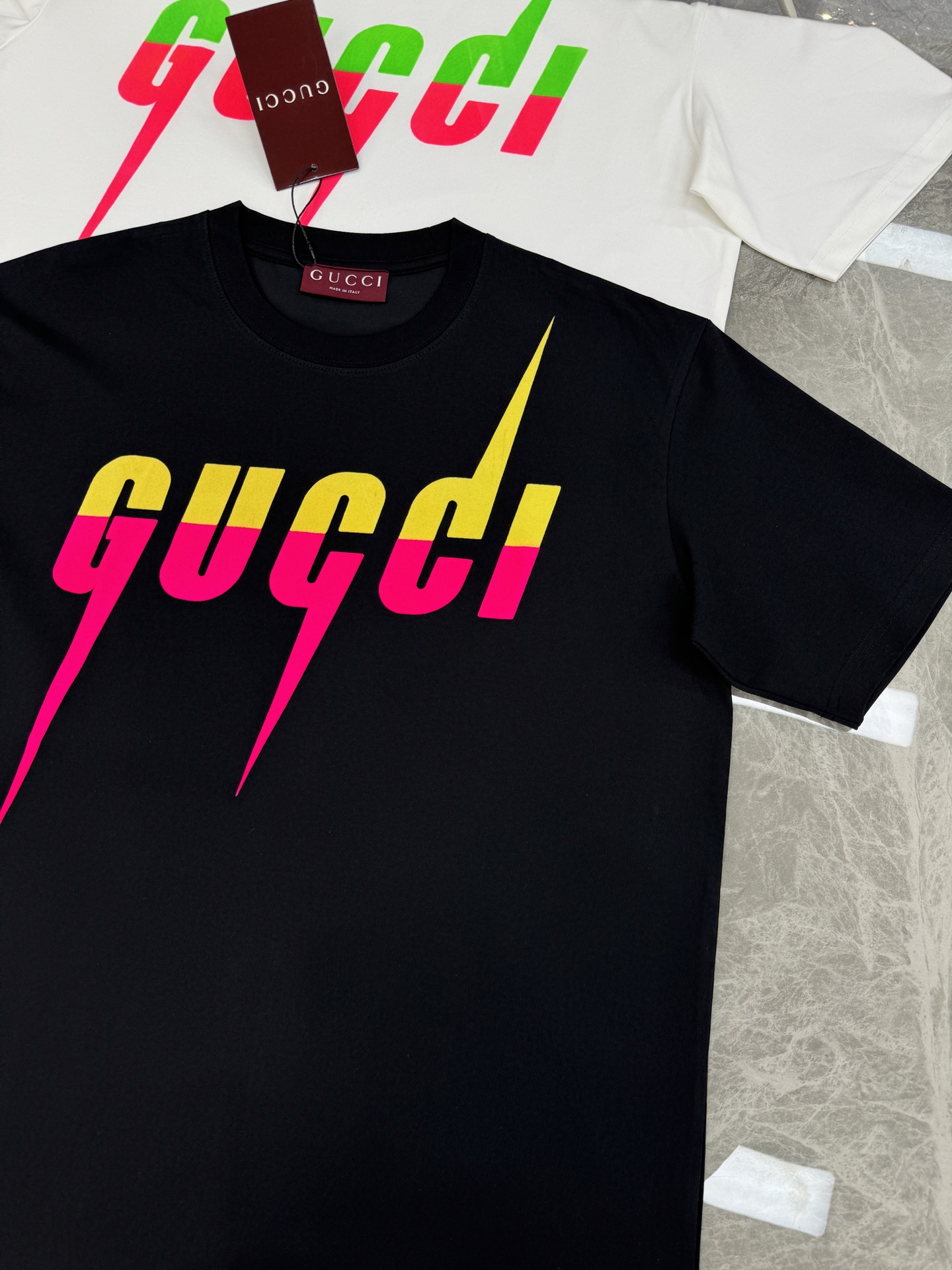 Gucci古奇锋刃印花短袖T恤，高品质纯棉材质，正面渐变闪电Logo超吸睛，黄粉撞色设计，潮流感满满!男