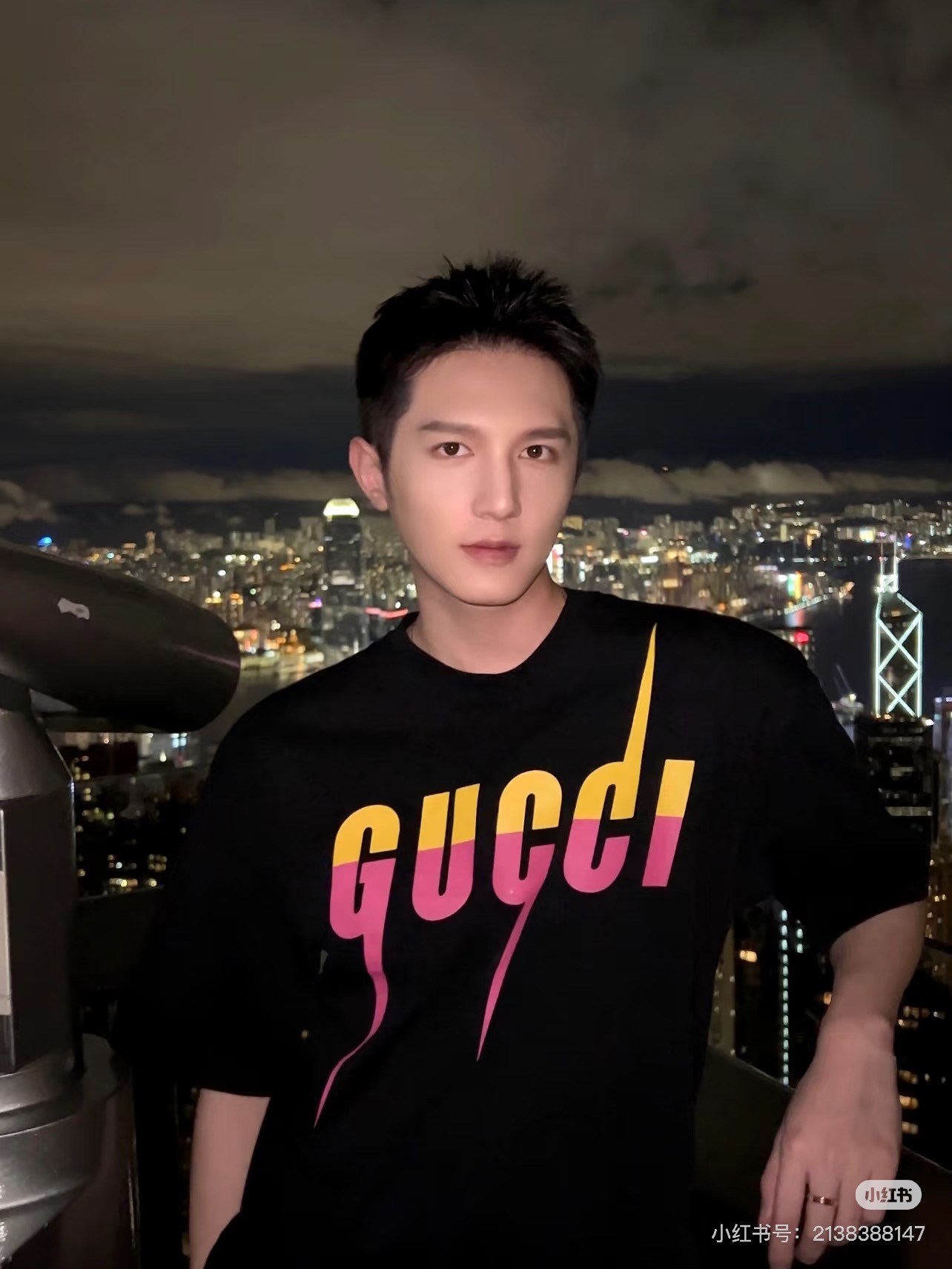 Gucci古奇锋刃印花短袖T恤，高品质纯棉材质，正面渐变闪电Logo超吸睛，黄粉撞色设计，潮流感满满!男