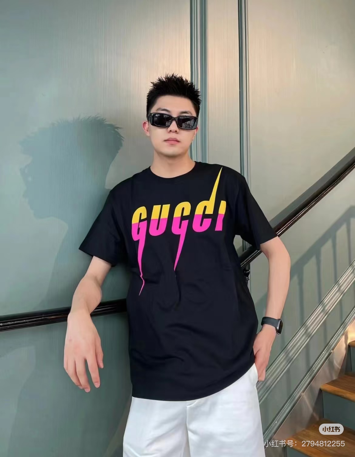 Gucci古奇锋刃印花短袖T恤，高品质纯棉材质，正面渐变闪电Logo超吸睛，黄粉撞色设计，潮流感满满!男