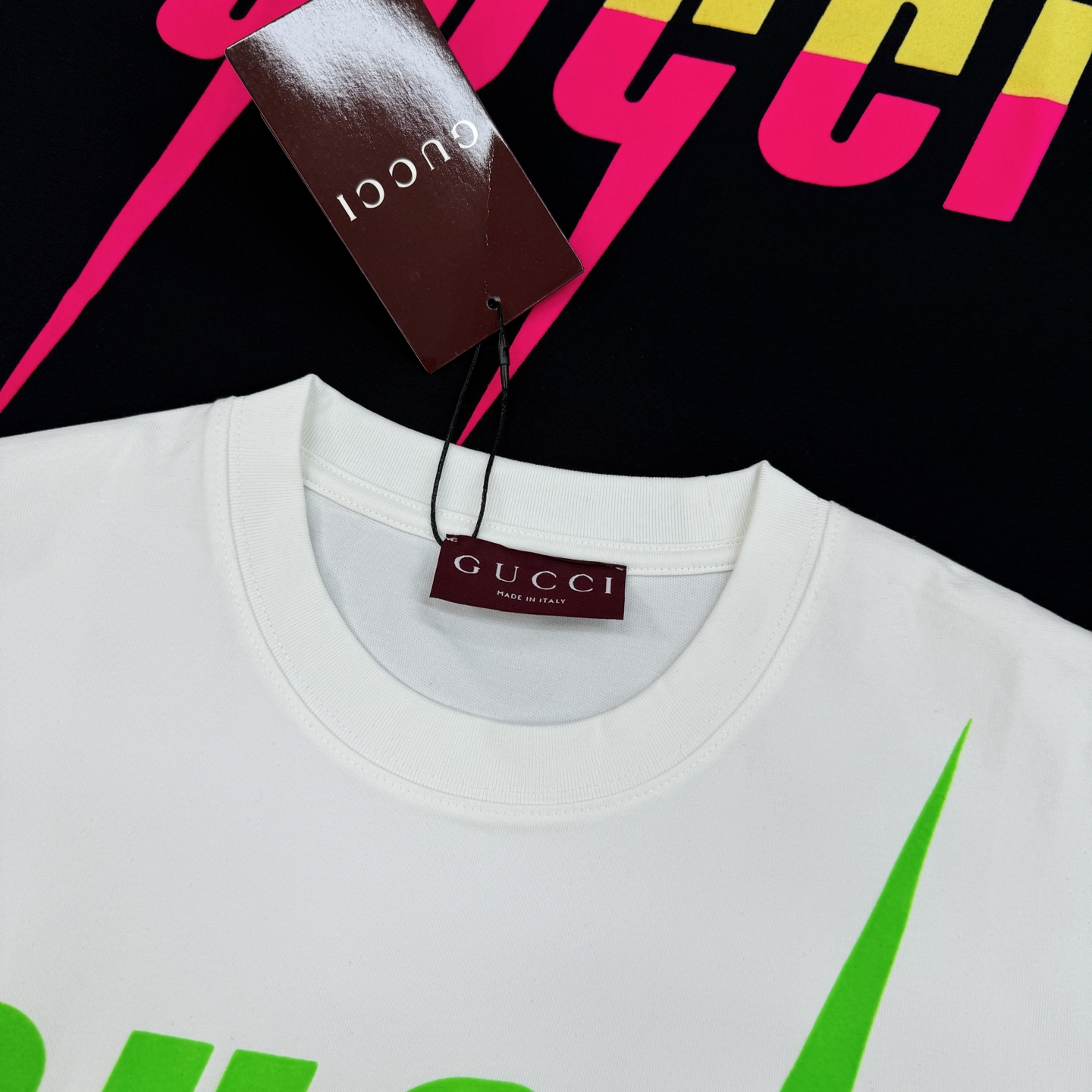 Gucci古奇锋刃印花短袖T恤，高品质纯棉材质，正面渐变闪电Logo超吸睛，黄粉撞色设计，潮流感满满!男