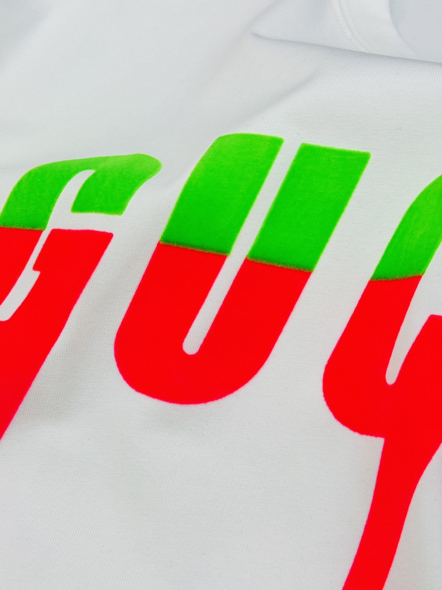 Gucci古奇锋刃印花短袖T恤，高品质纯棉材质，正面渐变闪电Logo超吸睛，黄粉撞色设计，潮流感满满!男