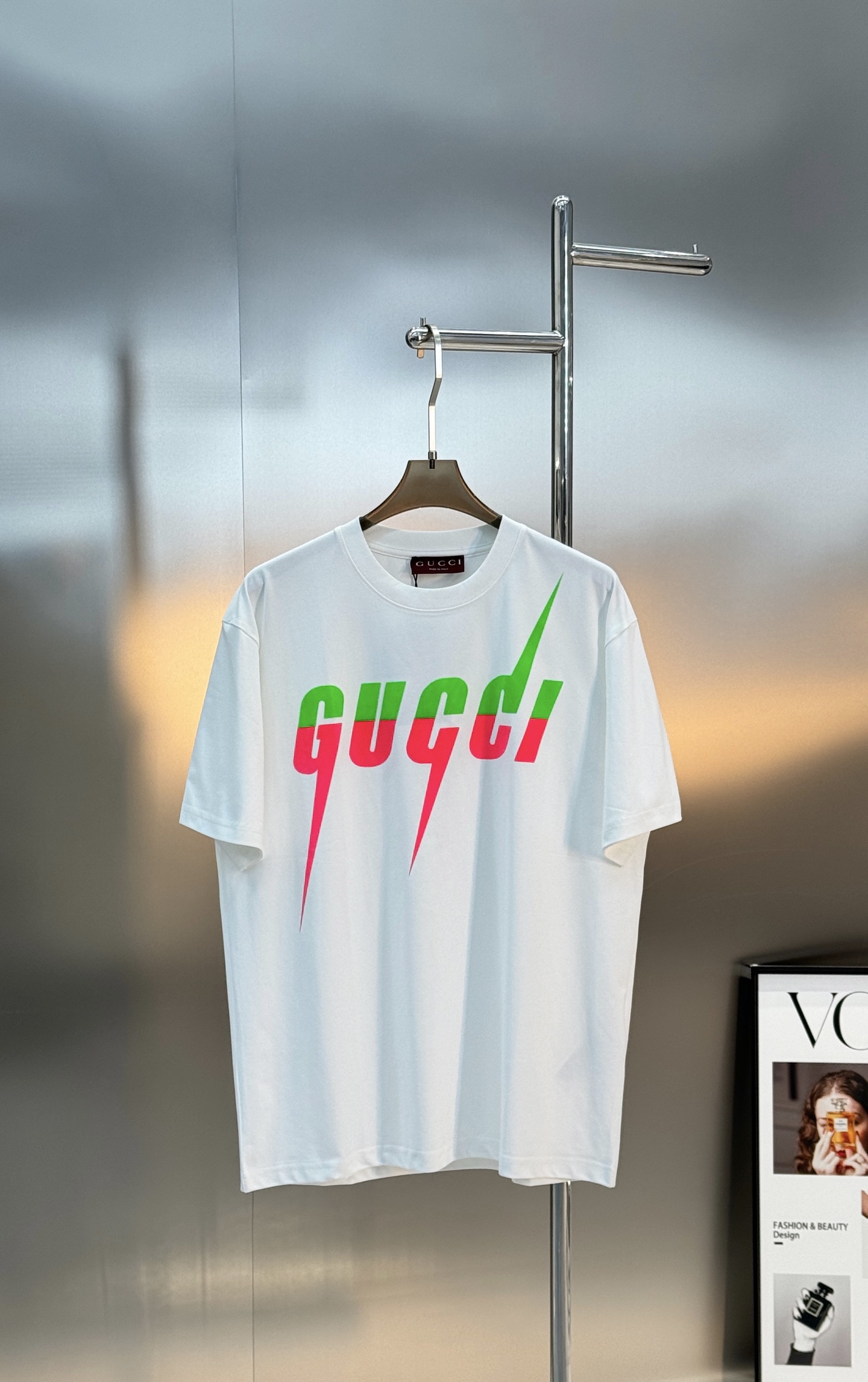 Gucci古奇锋刃印花短袖T恤，高品质纯棉材质，正面渐变闪电Logo超吸睛，黄粉撞色设计，潮流感满满!男