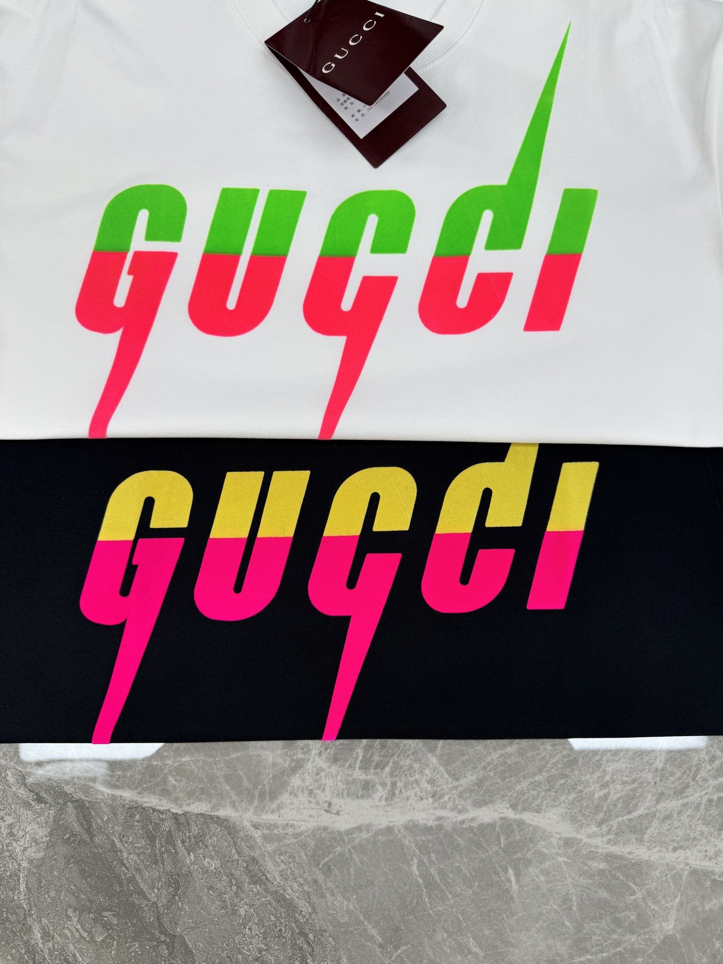 Gucci古奇锋刃印花短袖T恤，高品质纯棉材质，正面渐变闪电Logo超吸睛，黄粉撞色设计，潮流感满满!男