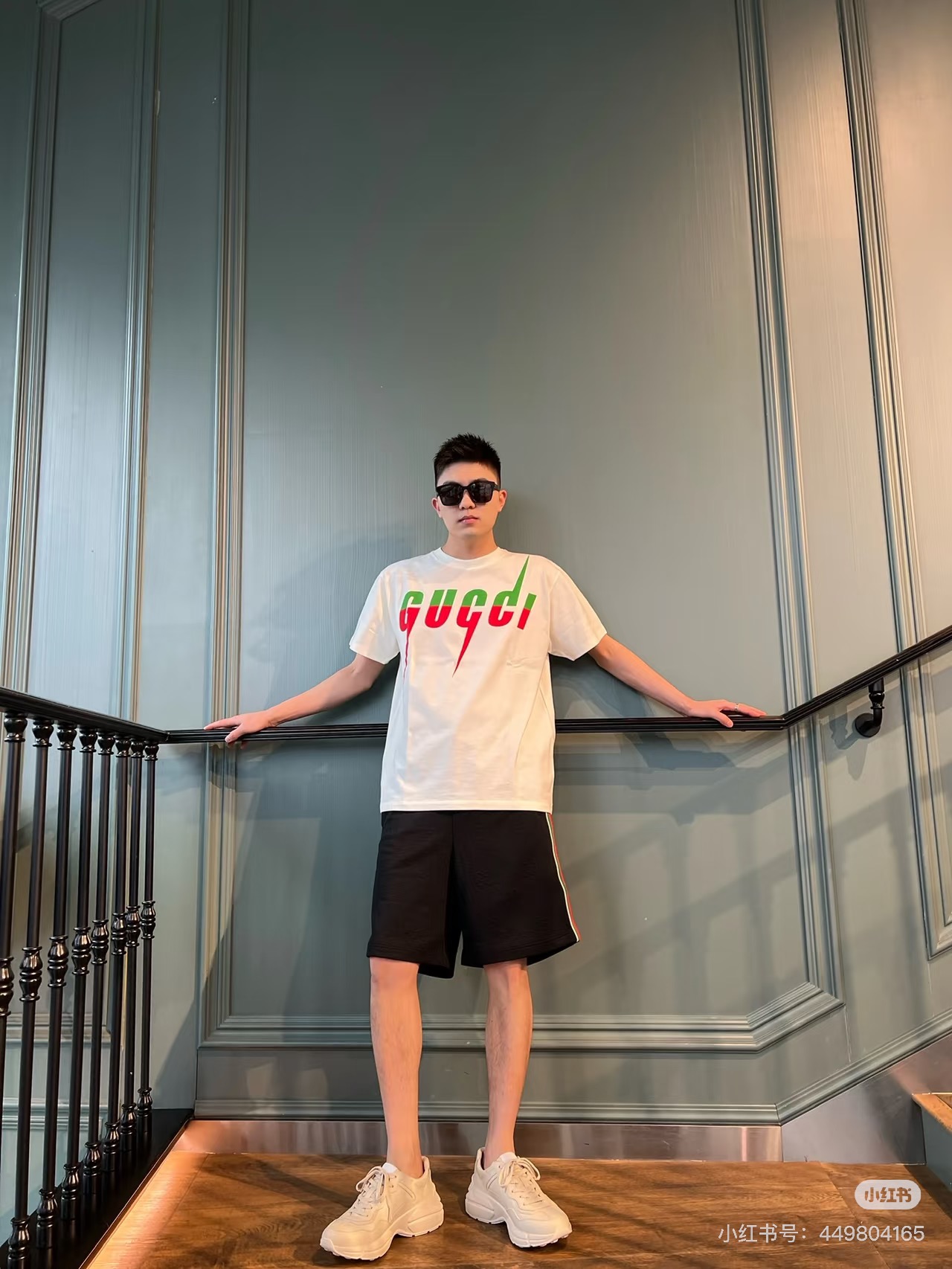 Gucci古奇锋刃印花短袖T恤，高品质纯棉材质，正面渐变闪电Logo超吸睛，黄粉撞色设计，潮流感满满!男