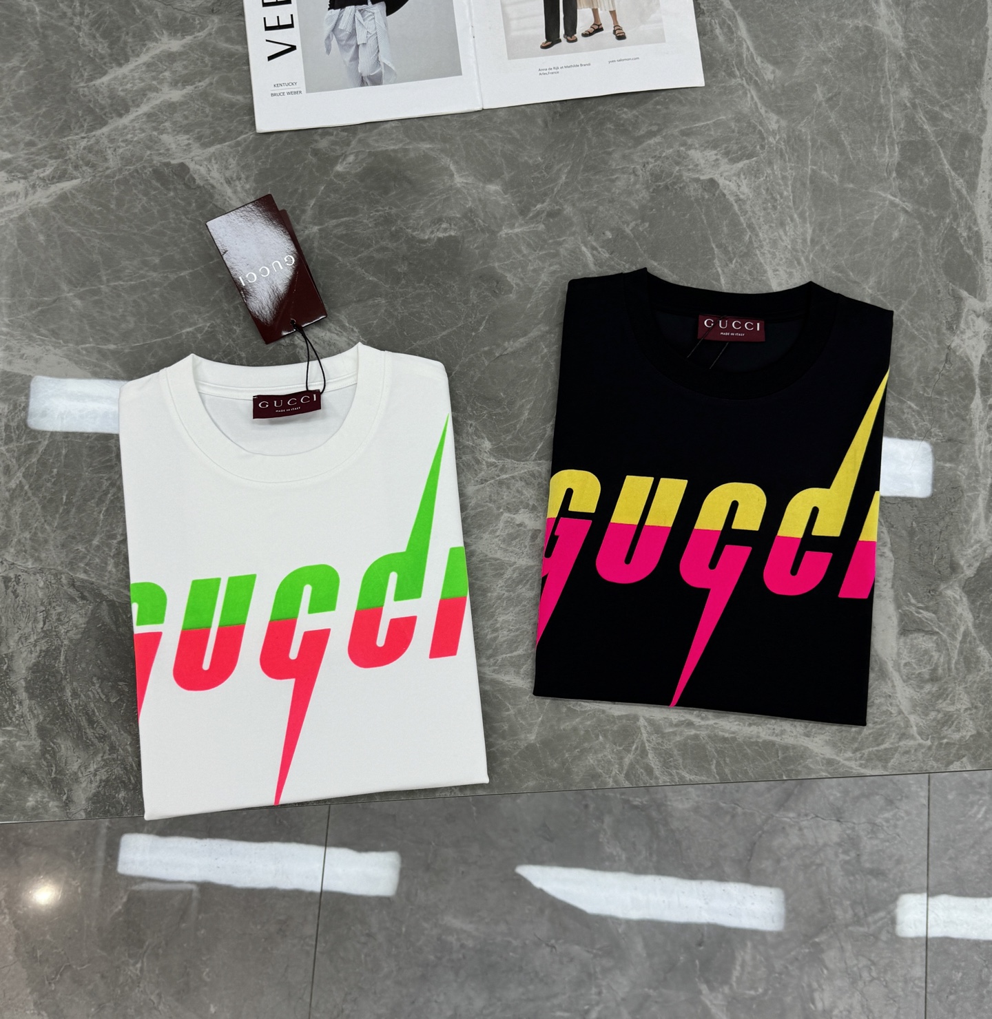 Gucci古奇锋刃印花短袖T恤，高品质纯棉材质，正面渐变闪电Logo超吸睛，黄粉撞色设计，潮流感满满!男