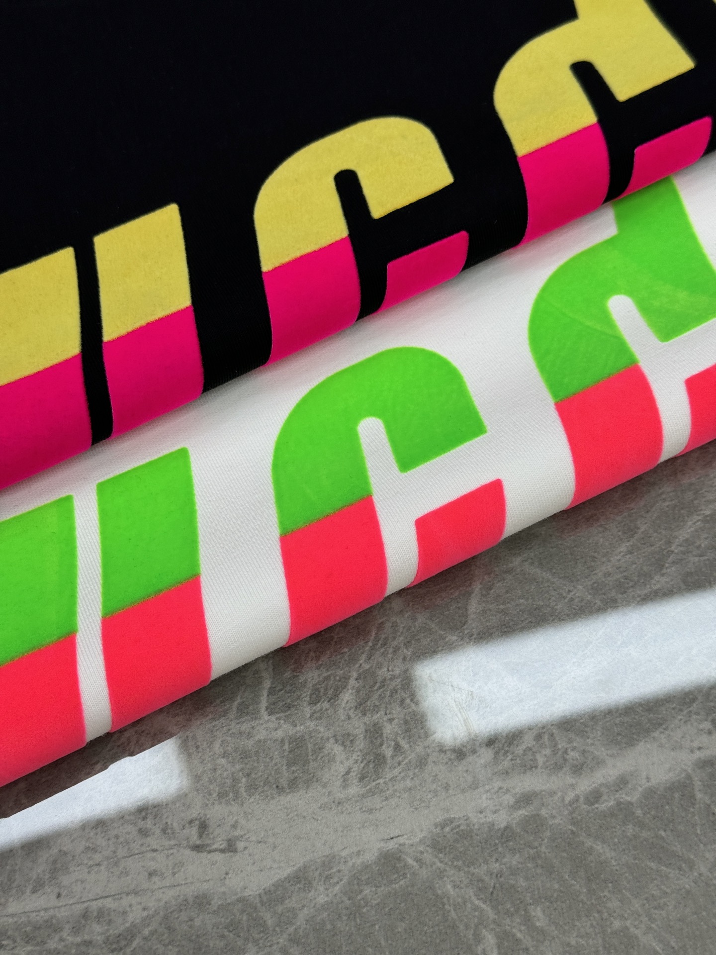 Gucci古奇锋刃印花短袖T恤，高品质纯棉材质，正面渐变闪电Logo超吸睛，黄粉撞色设计，潮流感满满!男