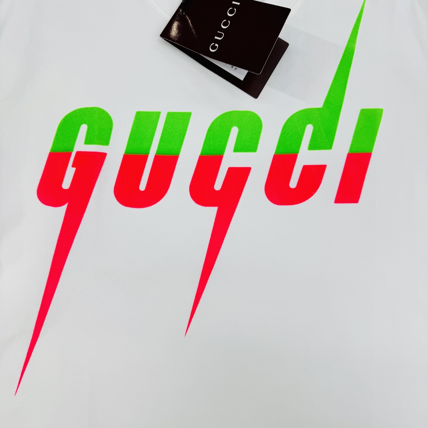 Gucci古奇锋刃印花短袖T恤，高品质纯棉材质，正面渐变闪电Logo超吸睛，黄粉撞色设计，潮流感满满!男