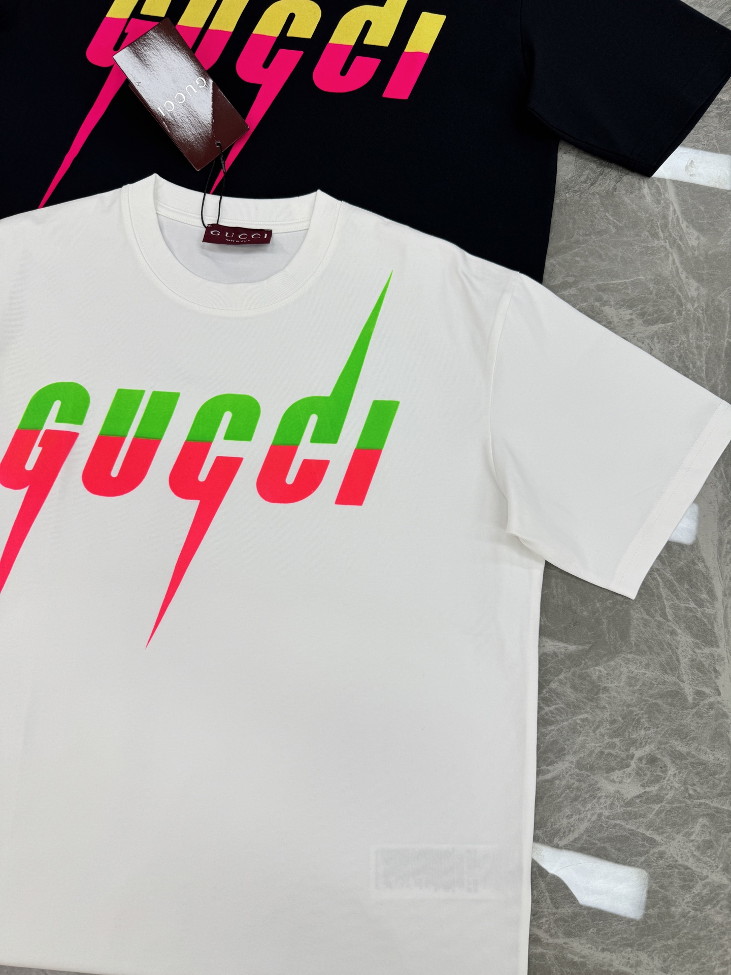 Gucci古奇锋刃印花短袖T恤，高品质纯棉材质，正面渐变闪电Logo超吸睛，黄粉撞色设计，潮流感满满!男