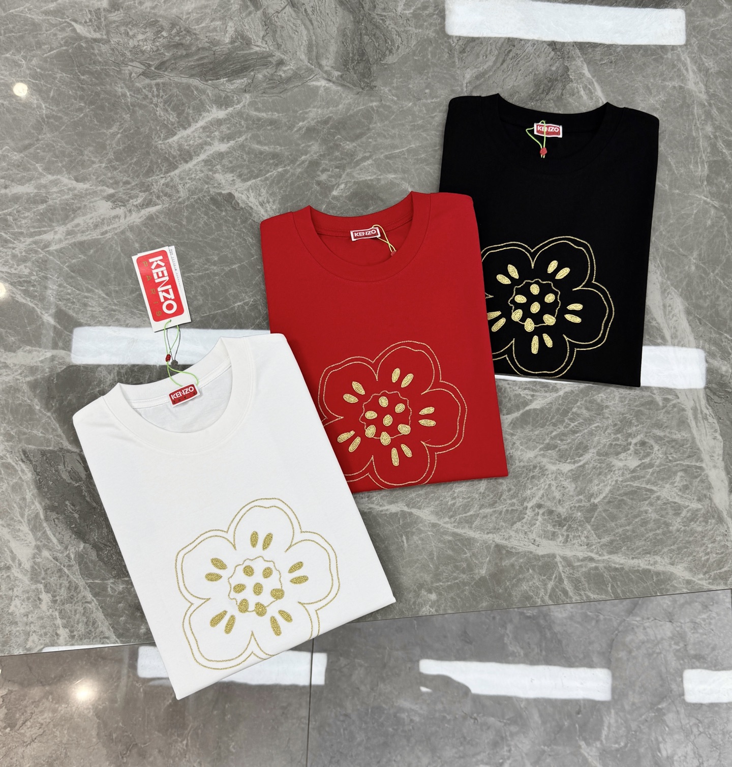 KENZO中国新年系列海棠花刺绣T恤，采用高品质纯棉材质，柔软舒适，日常穿着超友好。重工3D刺绣🪡工艺.