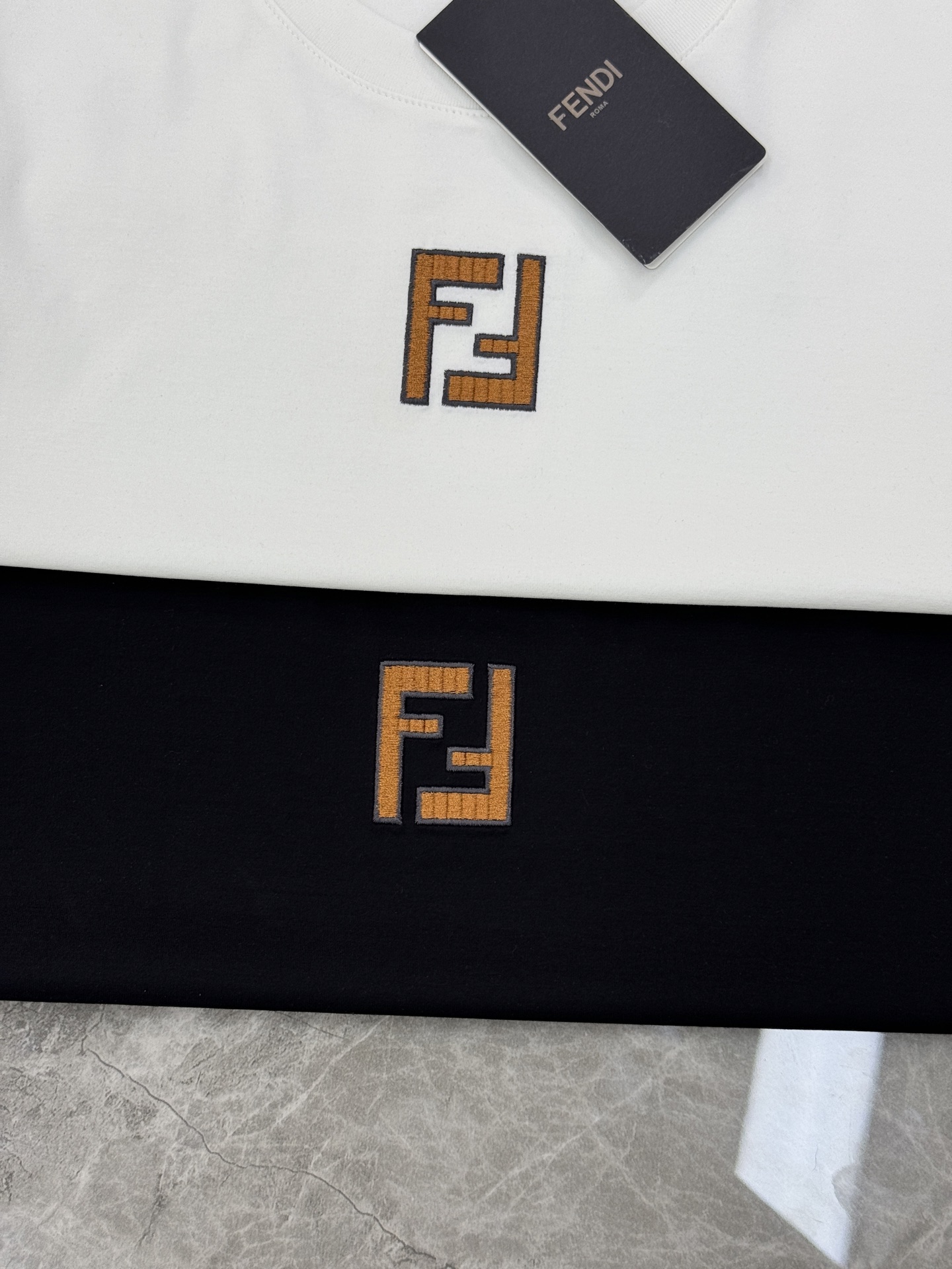 Fendi芬迪26s春夏圆领丝光棉T恤.优秀品质和当代流行元素搭配.前胸立体3D刺绣🪡质感LOGO超强标