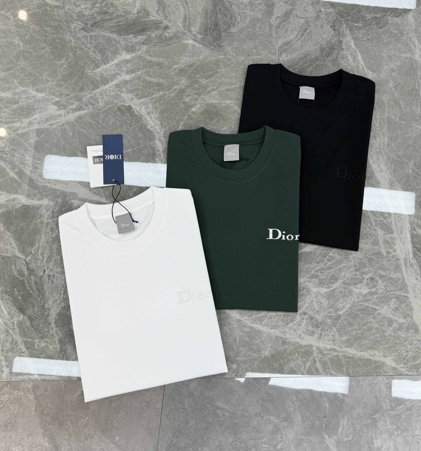 Dior迪奥新款圆领短袖T恤，净版简约圆领设计，纯棉材质柔软舒适，适合日常穿着。白色，绿色，黑色三色可选