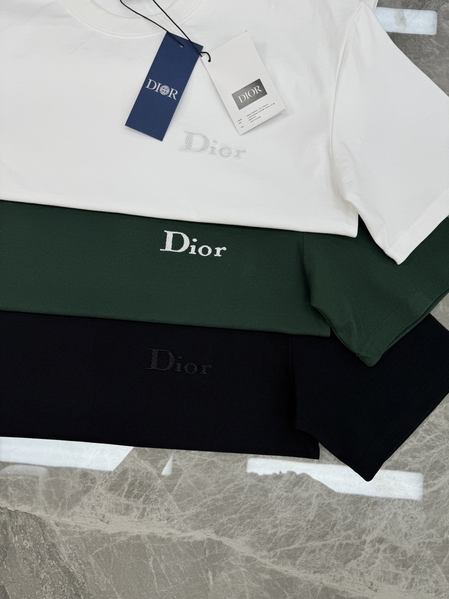 Dior迪奥新款圆领短袖T恤，净版简约圆领设计，纯棉材质柔软舒适，适合日常穿着。白色，绿色，黑色三色可选