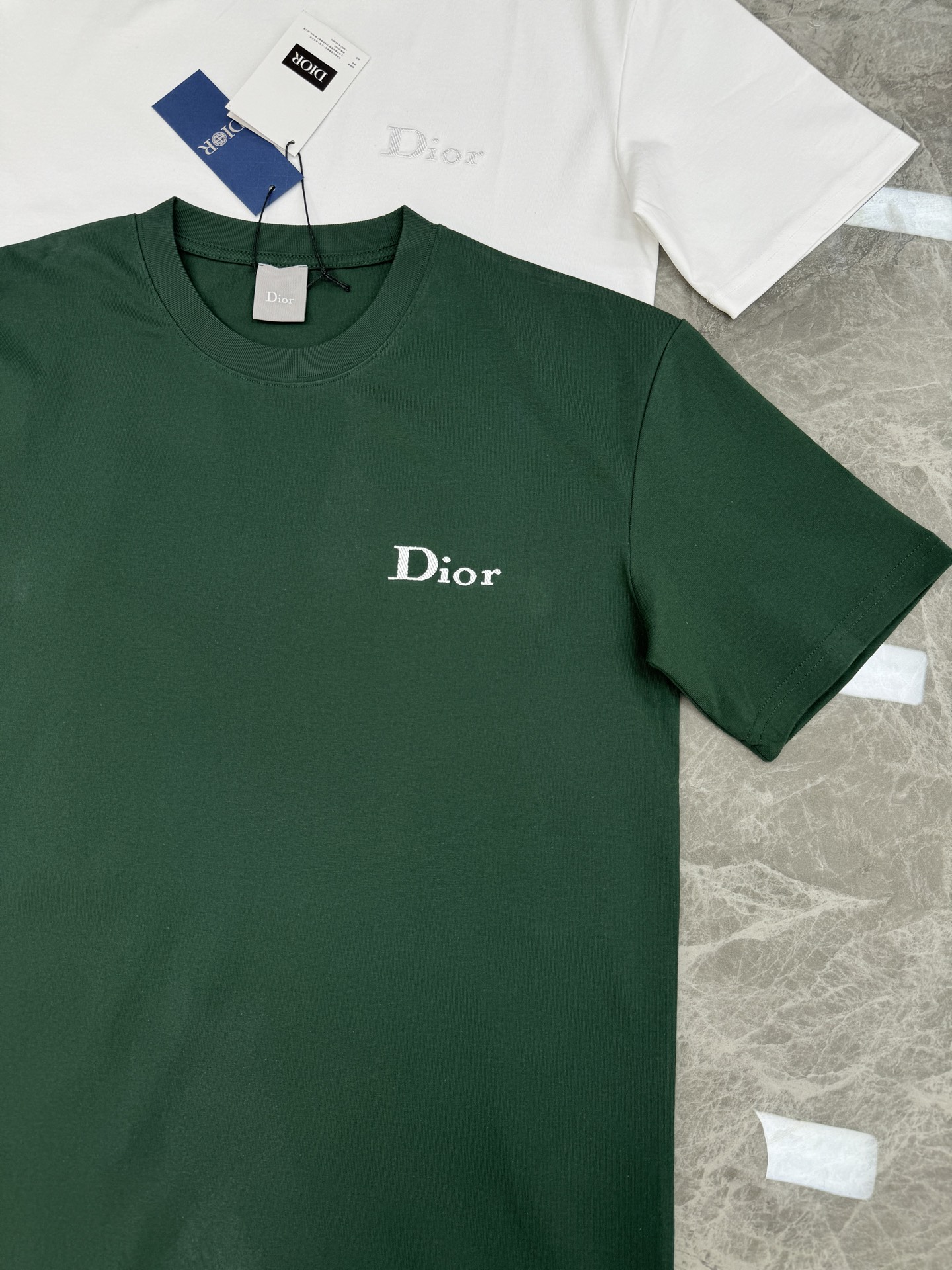 Dior迪奥新款圆领短袖T恤，净版简约圆领设计，纯棉材质柔软舒适，适合日常穿着。白色，绿色，黑色三色可选