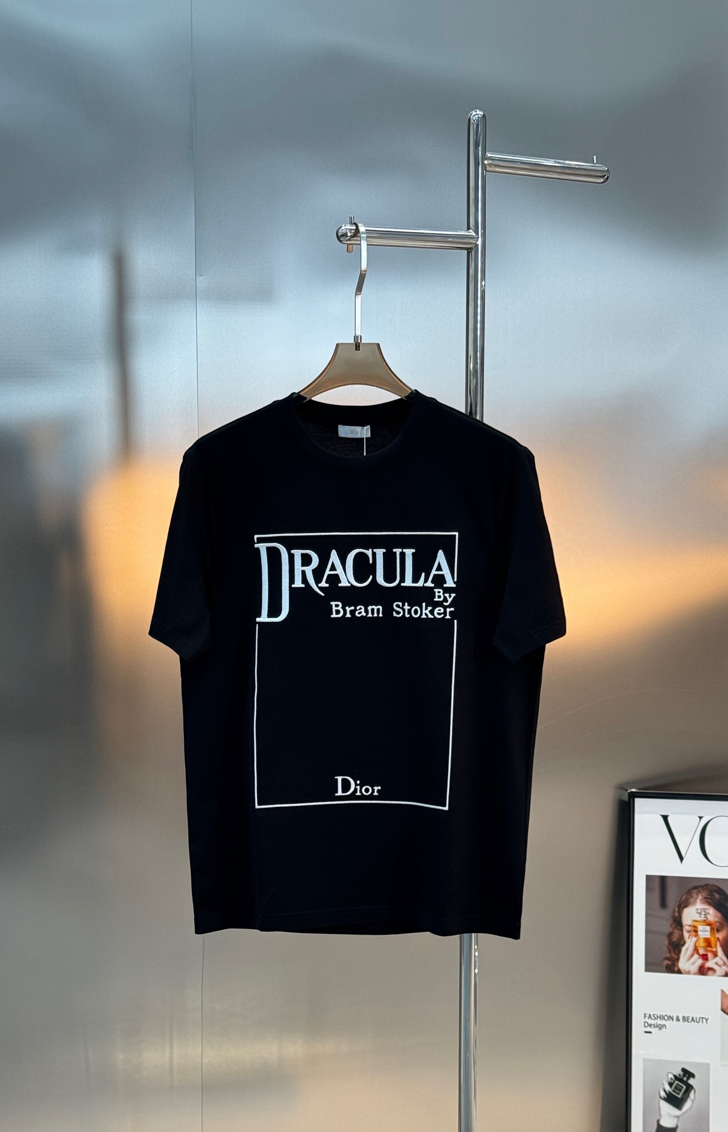 Dior推出的Dracula主题T恤，灵感源自斯托克小说《德古拉》。黑色款搭配白色字体，整体图形刺绣工艺
