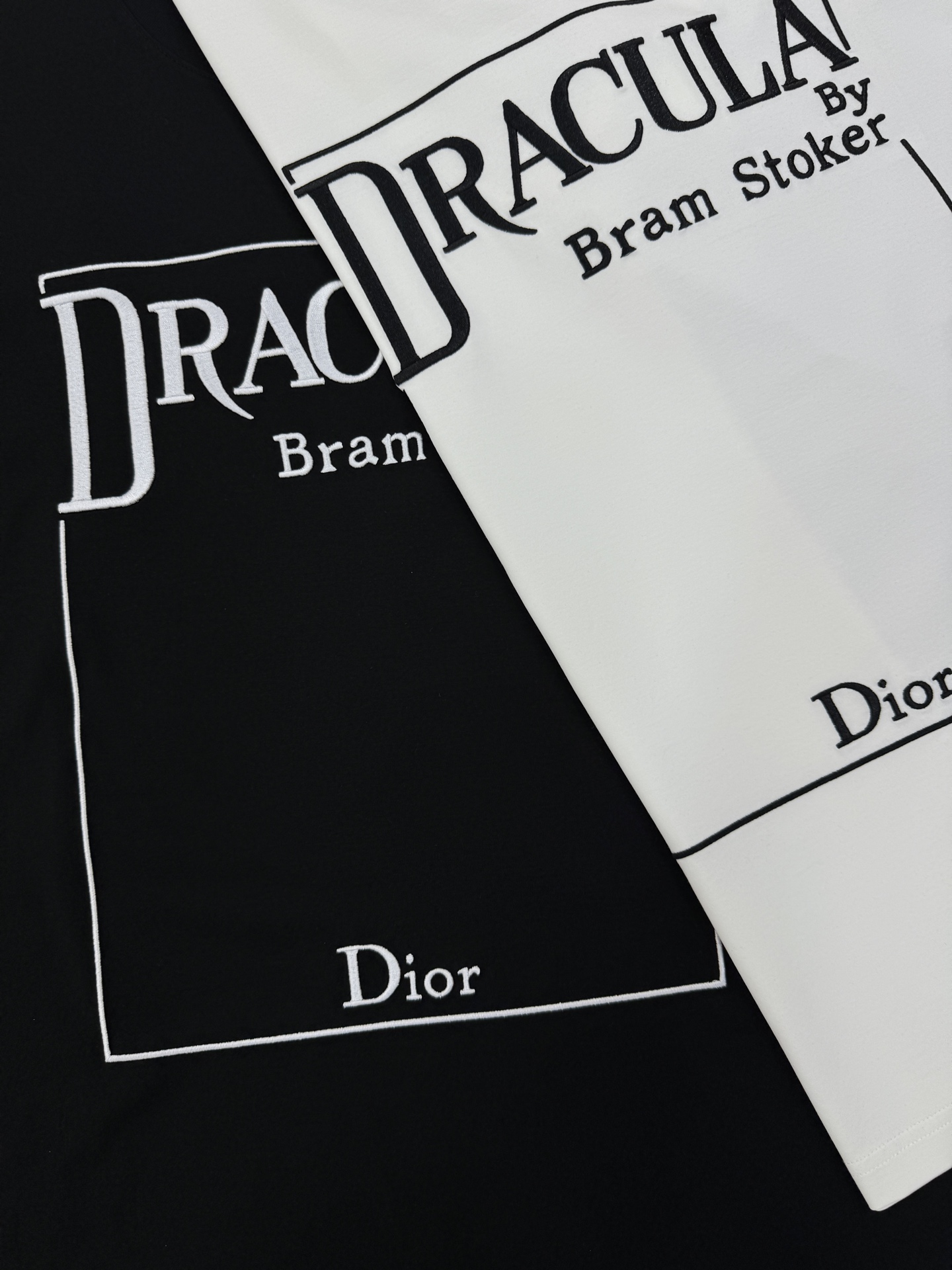 Dior推出的Dracula主题T恤，灵感源自斯托克小说《德古拉》。黑色款搭配白色字体，整体图形刺绣工艺