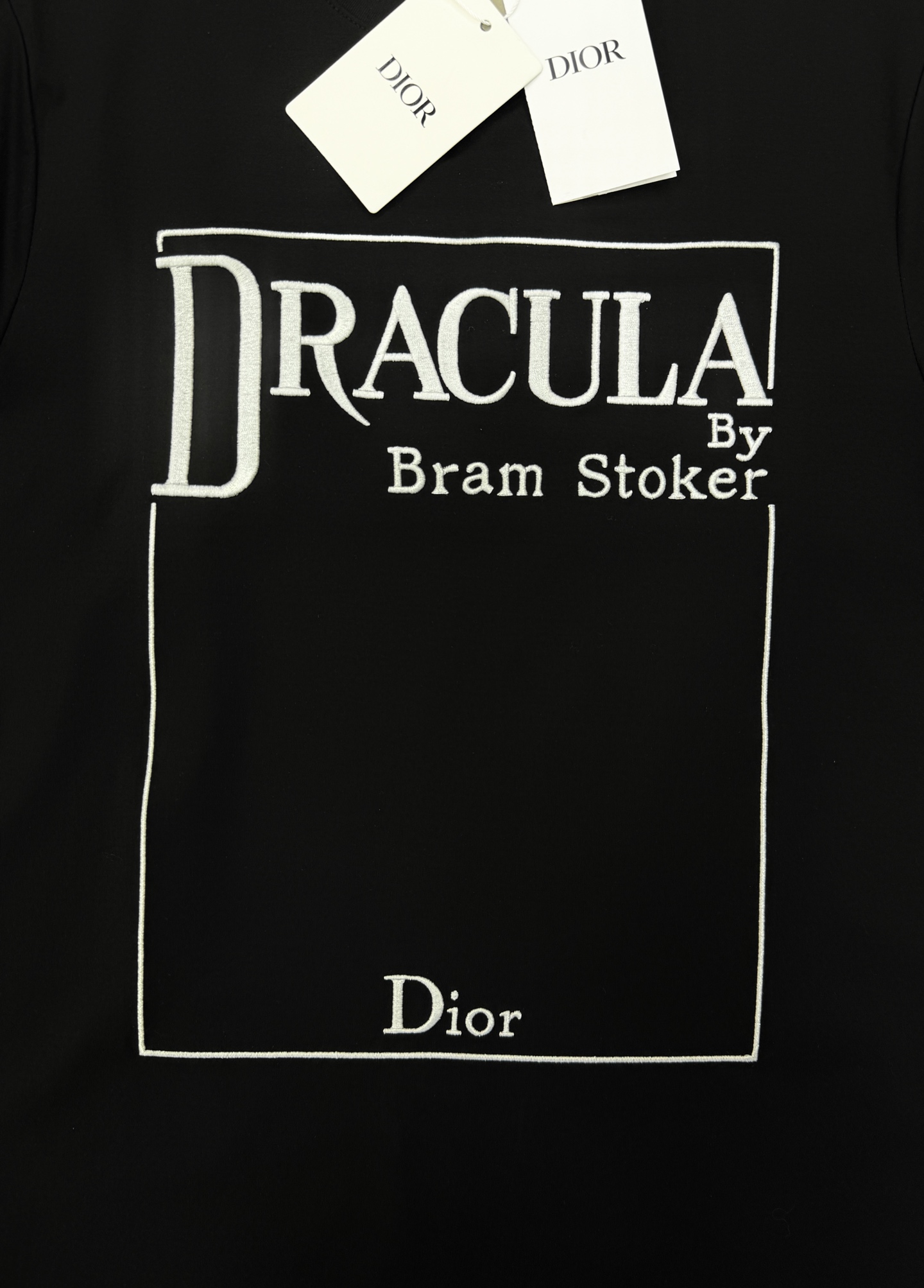 Dior推出的Dracula主题T恤，灵感源自斯托克小说《德古拉》。黑色款搭配白色字体，整体图形刺绣工艺