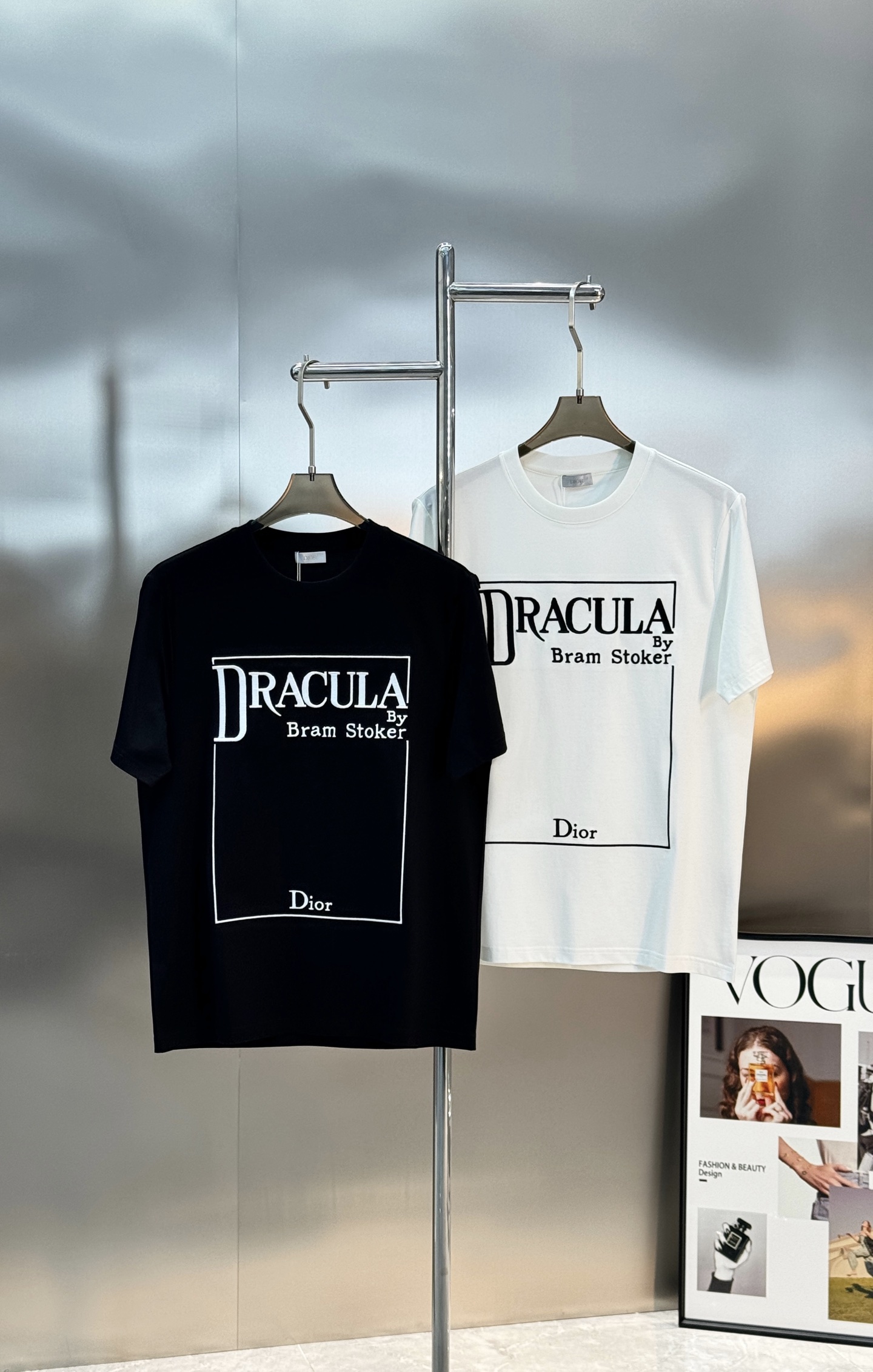Dior推出的Dracula主题T恤，灵感源自斯托克小说《德古拉》。黑色款搭配白色字体，整体图形刺绣工艺