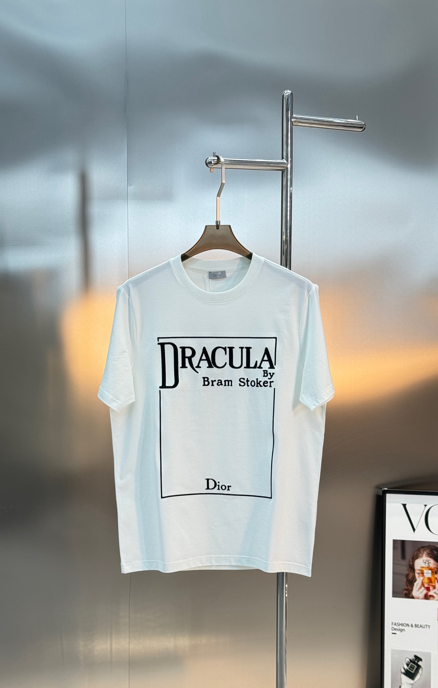 Dior推出的Dracula主题T恤，灵感源自斯托克小说《德古拉》。黑色款搭配白色字体，整体图形刺绣工艺