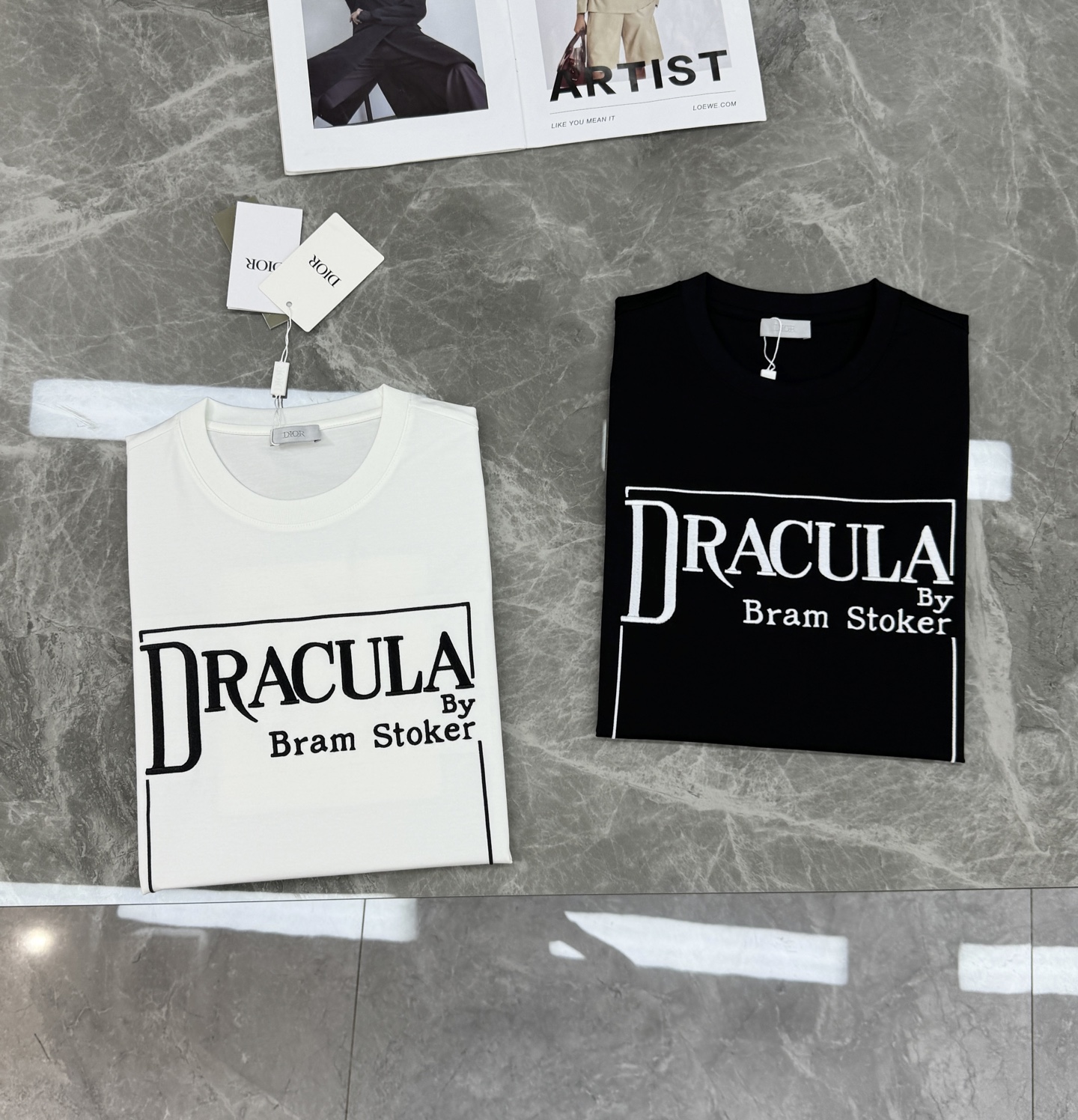 Dior推出的Dracula主题T恤，灵感源自斯托克小说《德古拉》。黑色款搭配白色字体，整体图形刺绣工艺