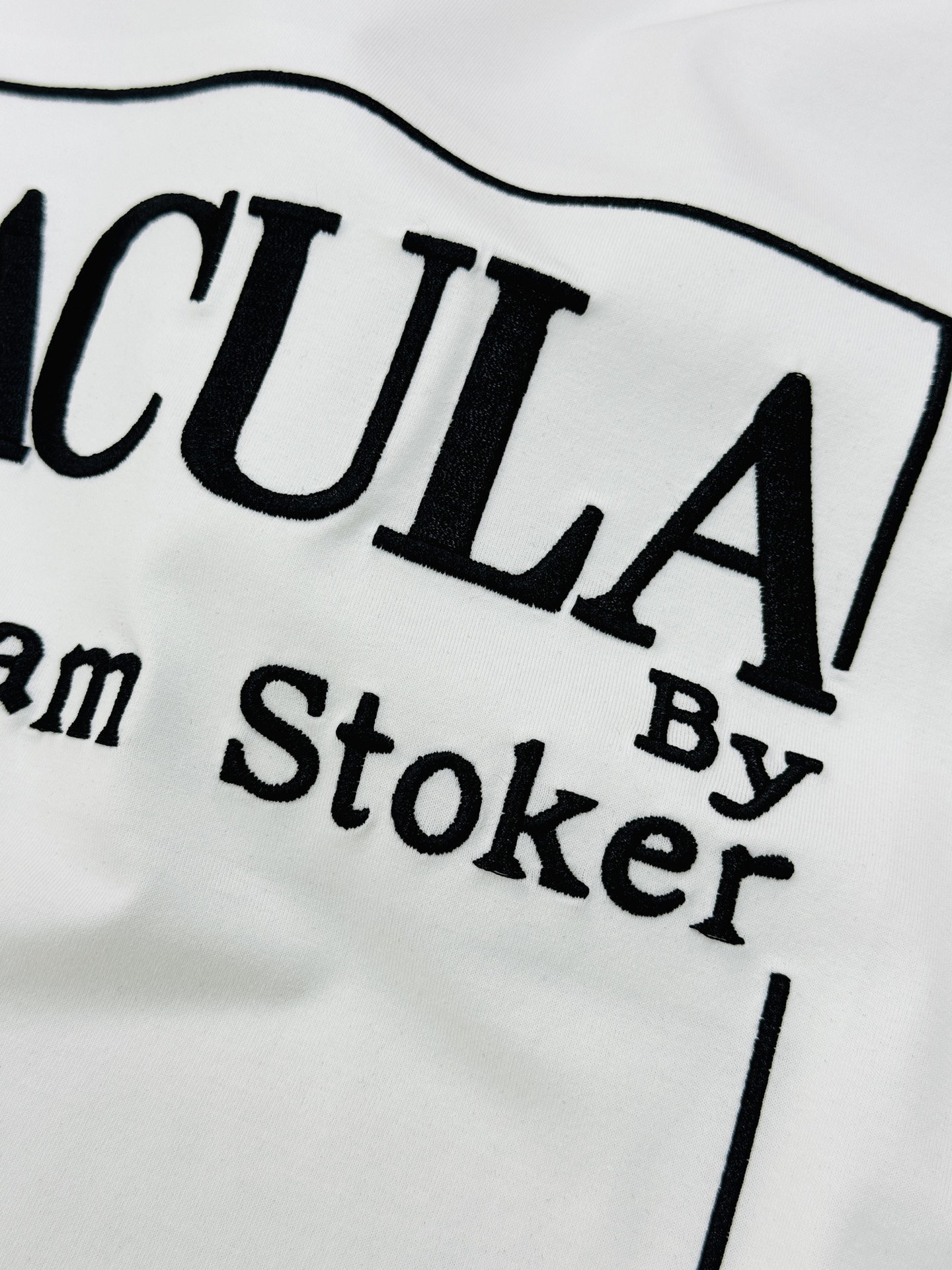 Dior推出的Dracula主题T恤，灵感源自斯托克小说《德古拉》。黑色款搭配白色字体，整体图形刺绣工艺