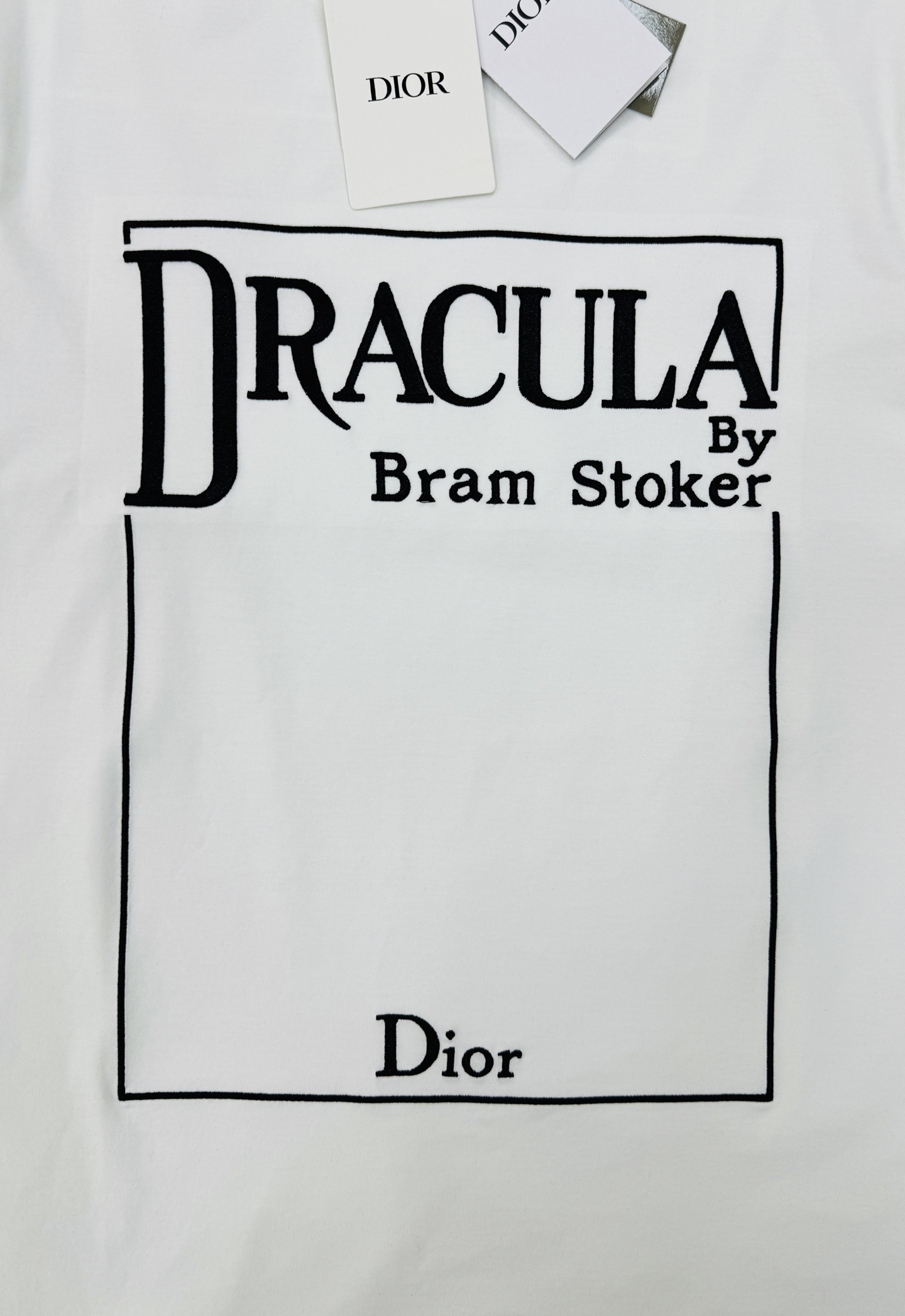 Dior推出的Dracula主题T恤，灵感源自斯托克小说《德古拉》。黑色款搭配白色字体，整体图形刺绣工艺