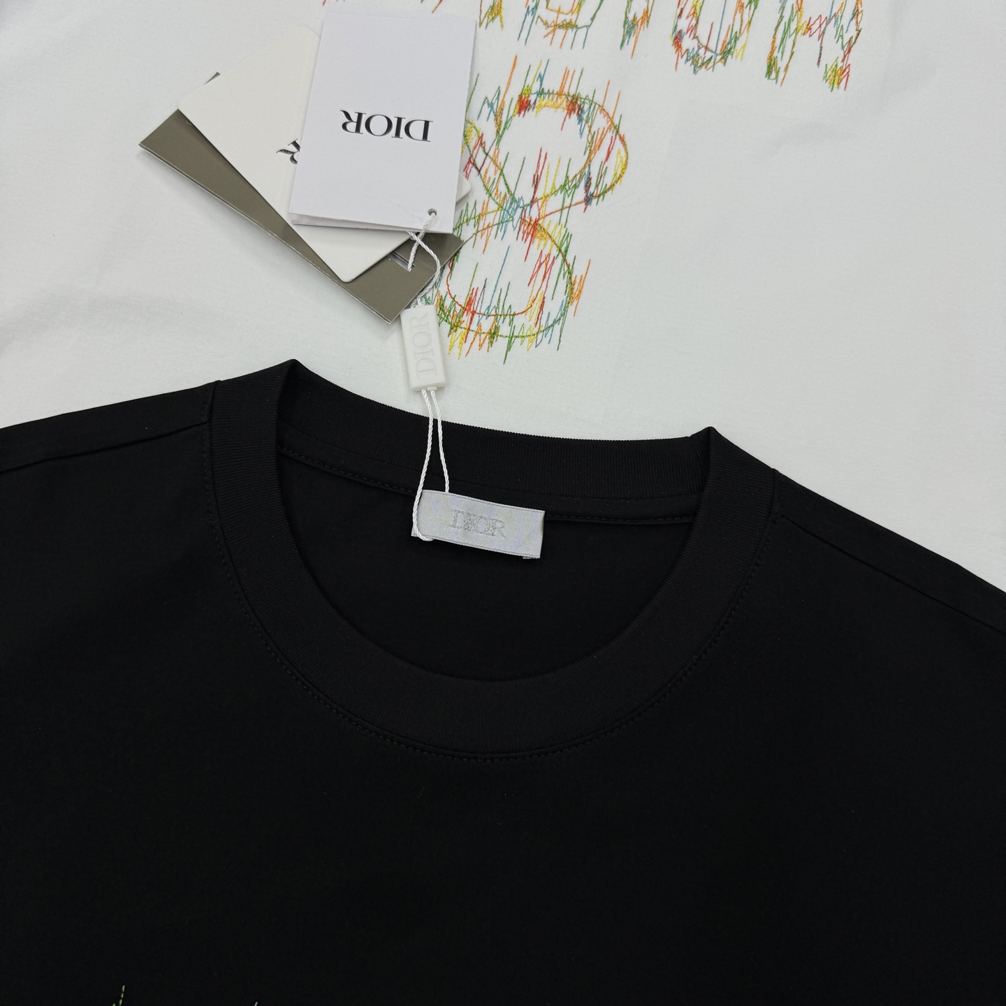 Dior-迪奥新款丝光棉T恤❤️J’ADIOR 8重工刺绣🪡短袖T恤，黑白两色可选，丝光棉材质柔软舒适，