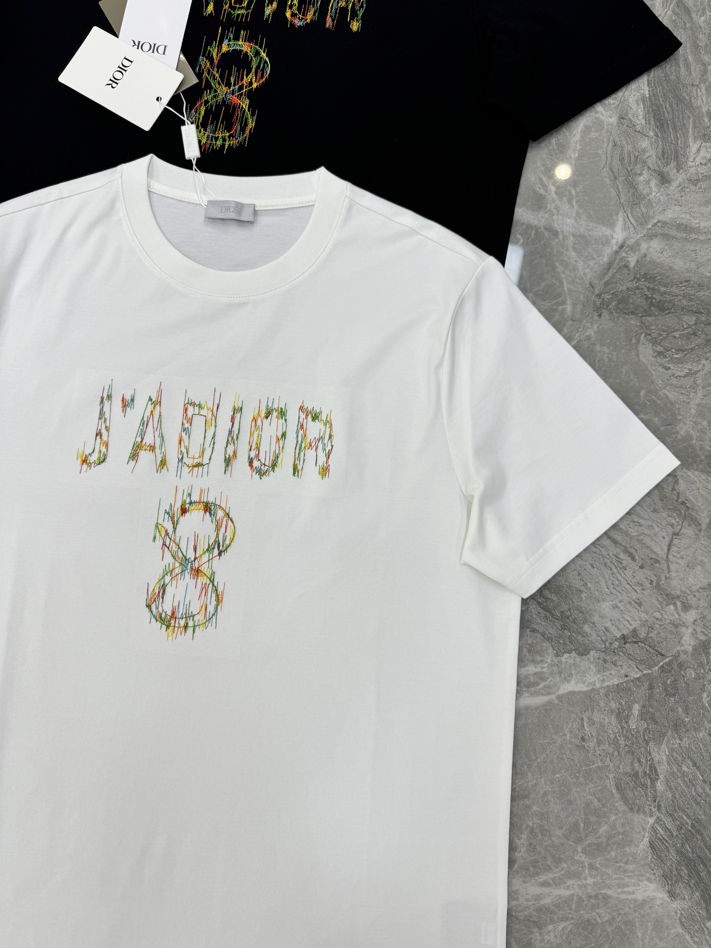 Dior-迪奥新款丝光棉T恤❤️J’ADIOR 8重工刺绣🪡短袖T恤，黑白两色可选，丝光棉材质柔软舒适，