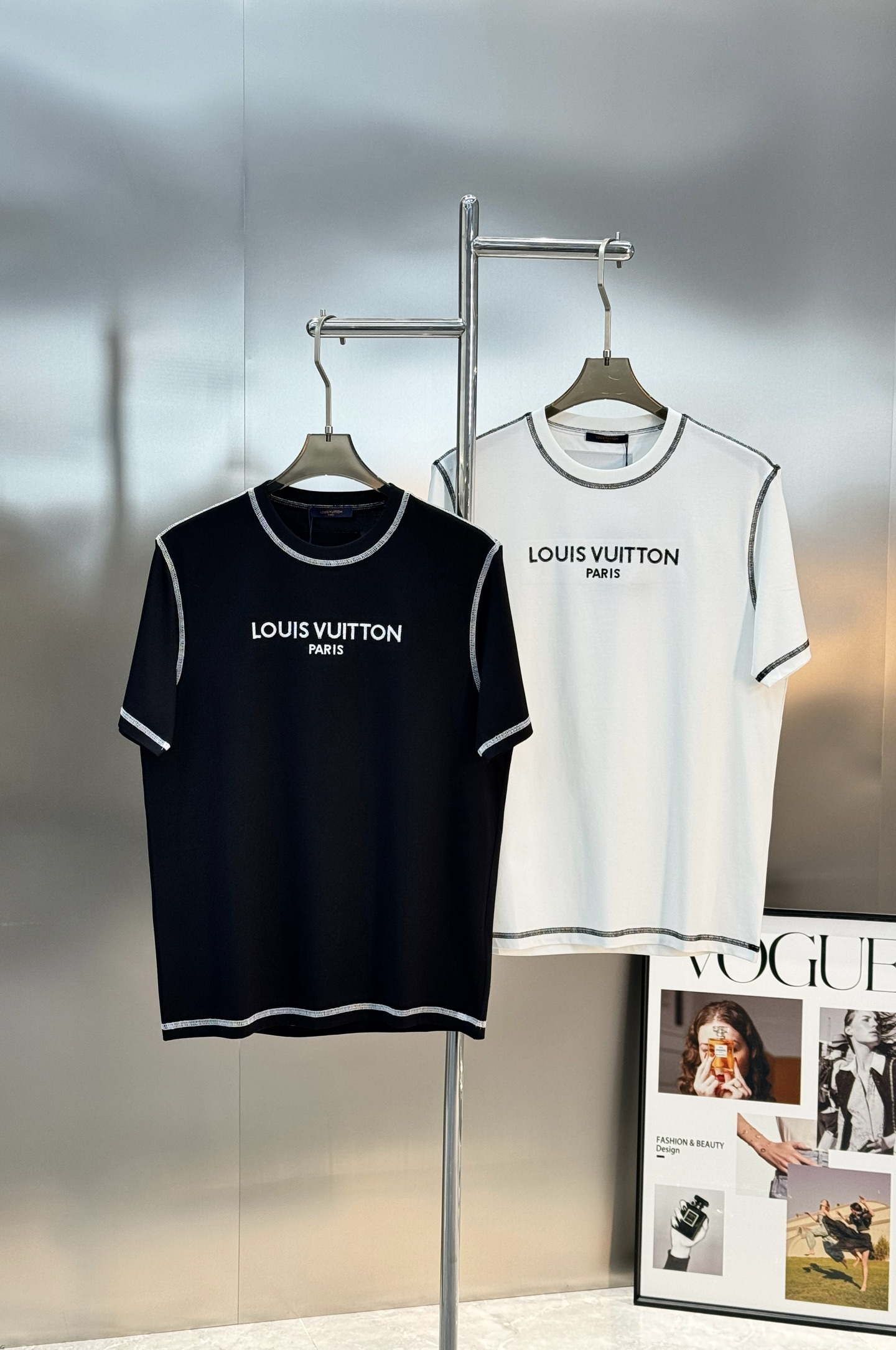 驴牌大爱款🖤LV撞色字母短袖T恤，丝光棉材质！柔软舒适！胸前“LOUIS VUITTON PARIS”字