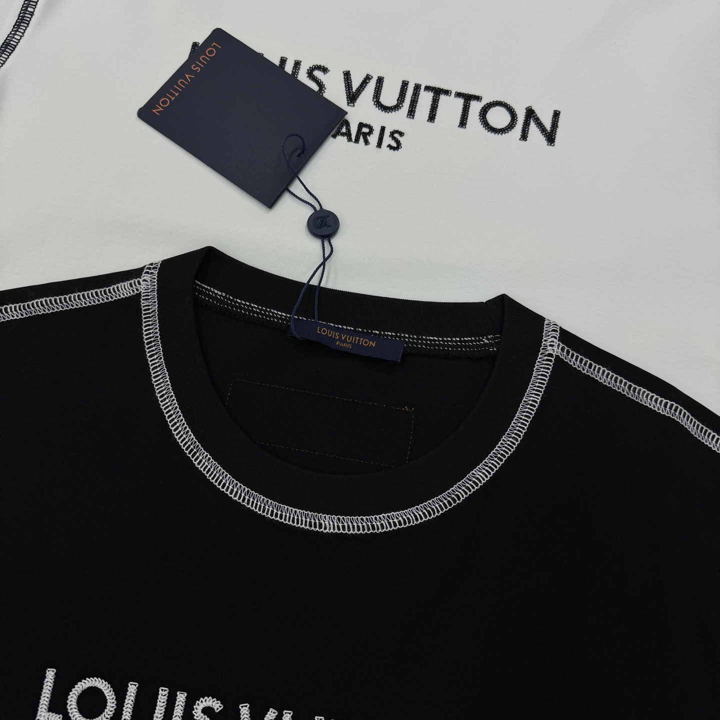 驴牌大爱款🖤LV撞色字母短袖T恤，丝光棉材质！柔软舒适！胸前“LOUIS VUITTON PARIS”字