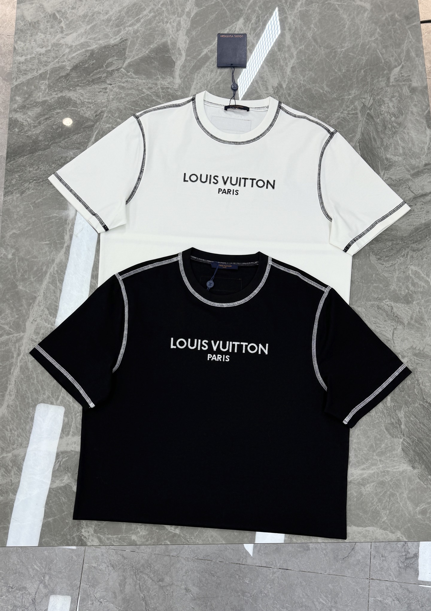 驴牌大爱款🖤LV撞色字母短袖T恤，丝光棉材质！柔软舒适！胸前“LOUIS VUITTON PARIS”字