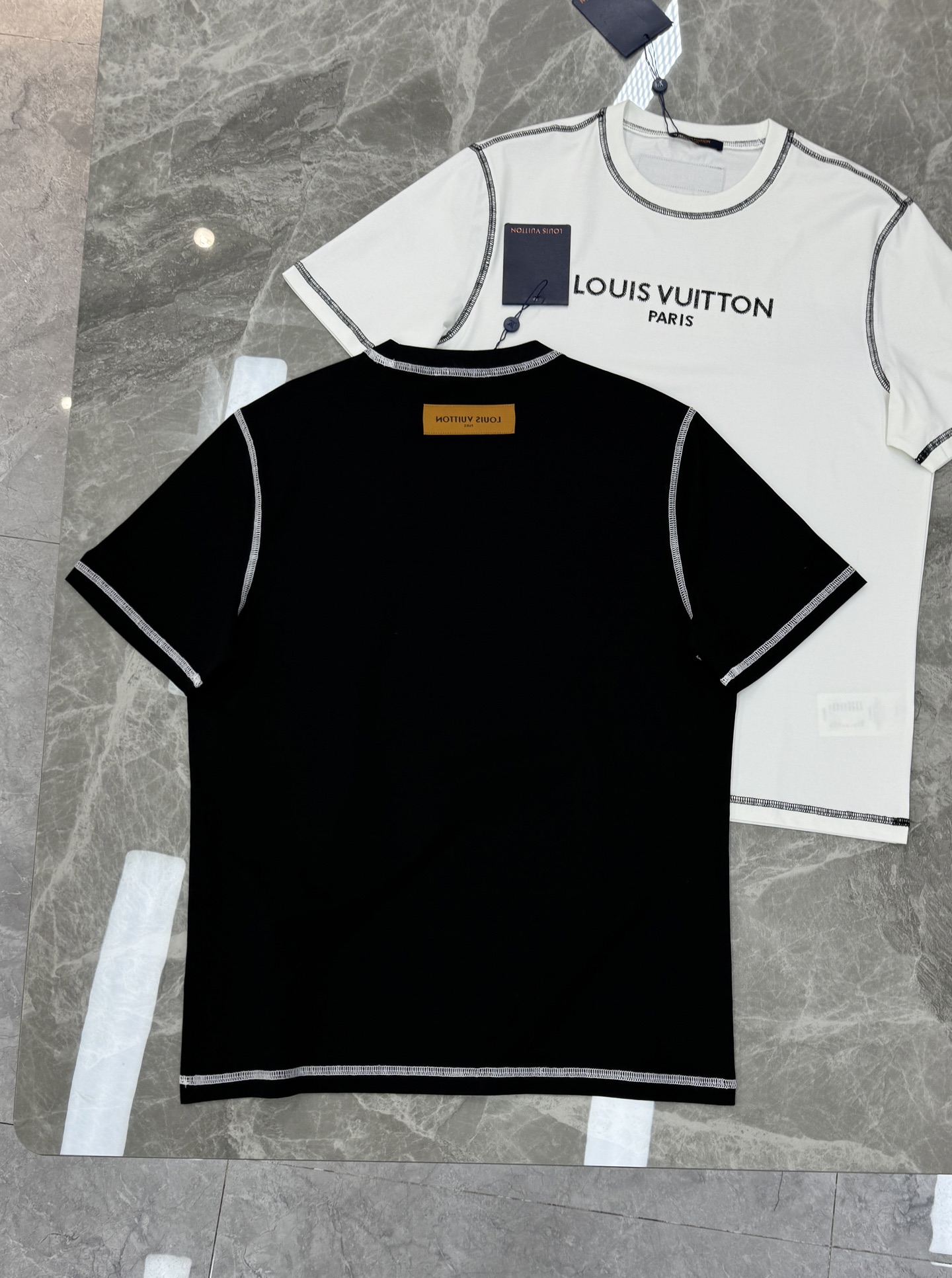 驴牌大爱款🖤LV撞色字母短袖T恤，丝光棉材质！柔软舒适！胸前“LOUIS VUITTON PARIS”字