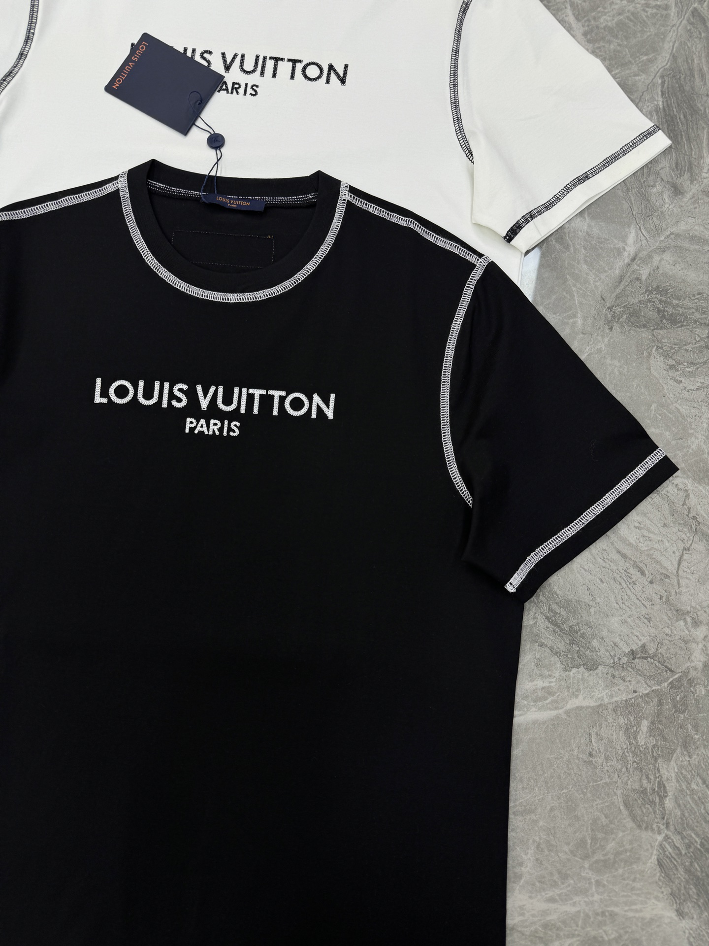 驴牌大爱款🖤LV撞色字母短袖T恤，丝光棉材质！柔软舒适！胸前“LOUIS VUITTON PARIS”字