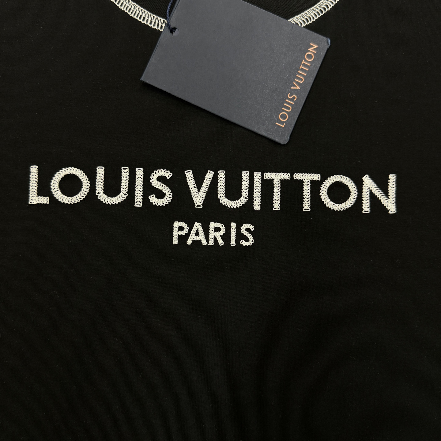 驴牌大爱款🖤LV撞色字母短袖T恤，丝光棉材质！柔软舒适！胸前“LOUIS VUITTON PARIS”字