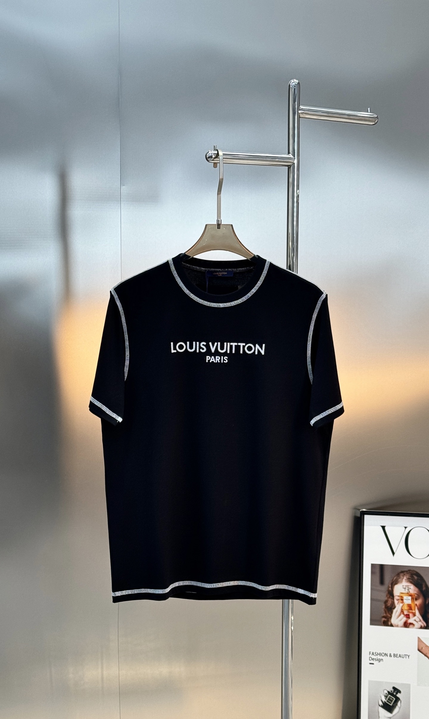 驴牌大爱款🖤LV撞色字母短袖T恤，丝光棉材质！柔软舒适！胸前“LOUIS VUITTON PARIS”字