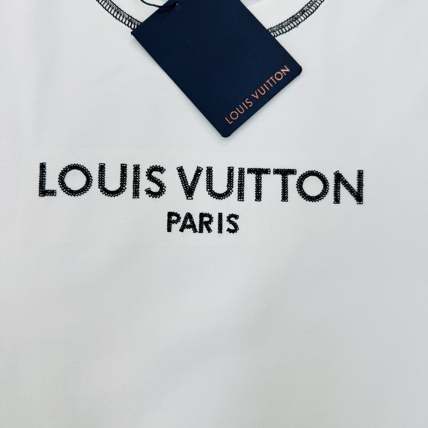 驴牌大爱款🖤LV撞色字母短袖T恤，丝光棉材质！柔软舒适！胸前“LOUIS VUITTON PARIS”字