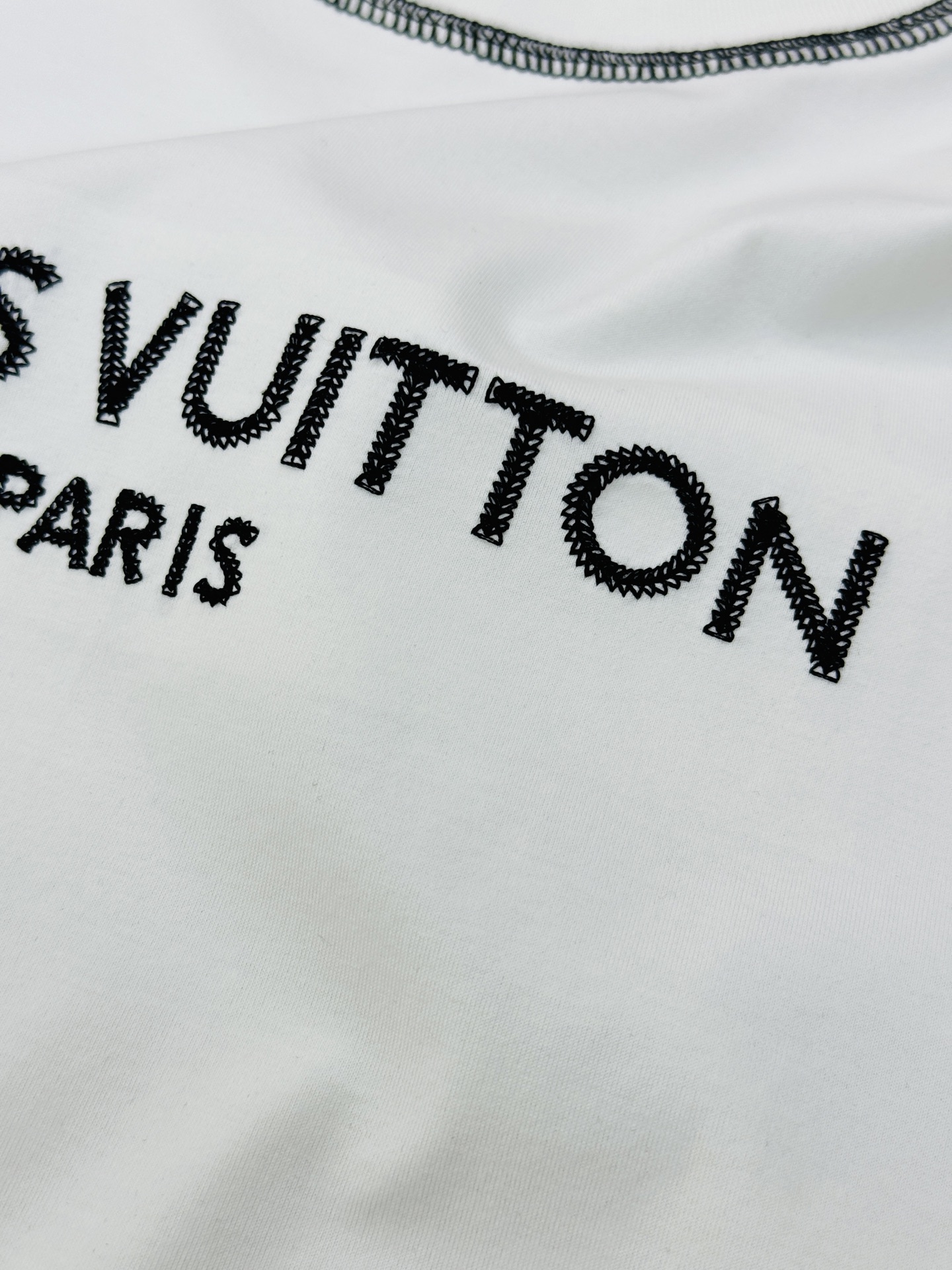 驴牌大爱款🖤LV撞色字母短袖T恤，丝光棉材质！柔软舒适！胸前“LOUIS VUITTON PARIS”字