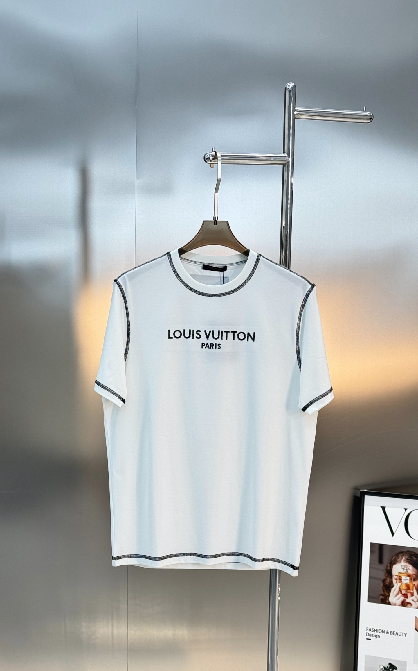 驴牌大爱款🖤LV撞色字母短袖T恤，丝光棉材质！柔软舒适！胸前“LOUIS VUITTON PARIS”字