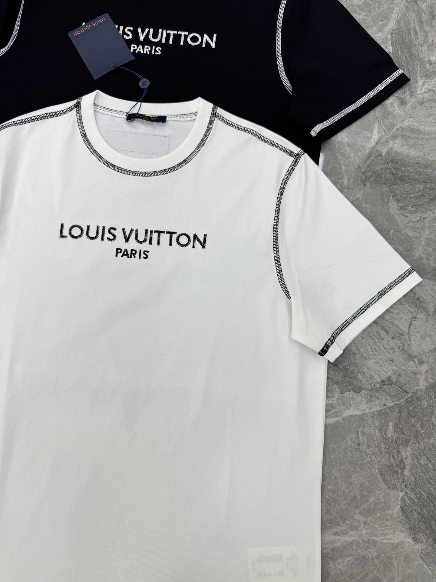 驴牌大爱款🖤LV撞色字母短袖T恤，丝光棉材质！柔软舒适！胸前“LOUIS VUITTON PARIS”字