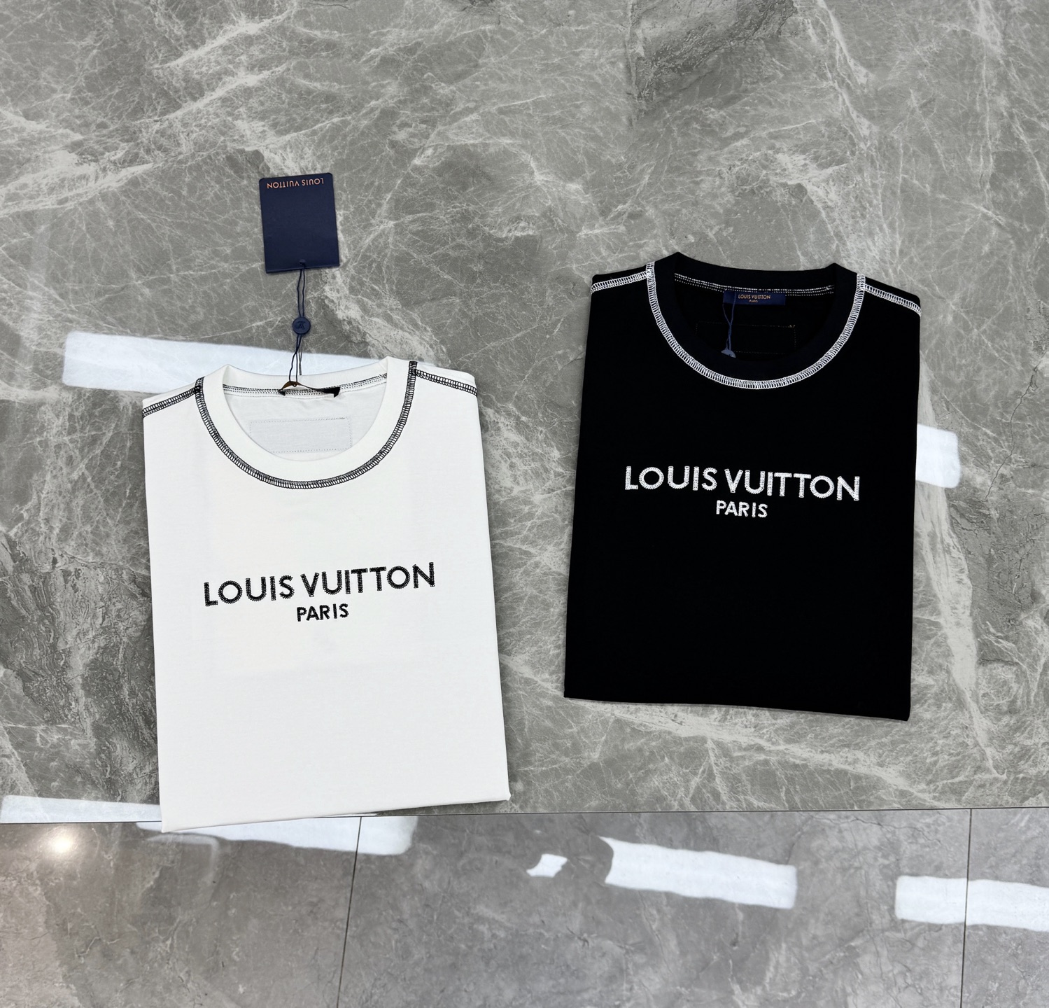驴牌大爱款🖤LV撞色字母短袖T恤，丝光棉材质！柔软舒适！胸前“LOUIS VUITTON PARIS”字