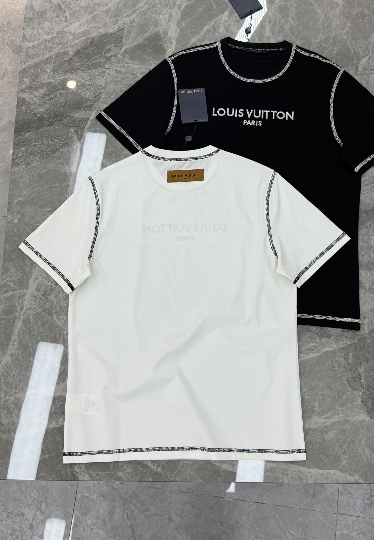 驴牌大爱款🖤LV撞色字母短袖T恤，丝光棉材质！柔软舒适！胸前“LOUIS VUITTON PARIS”字