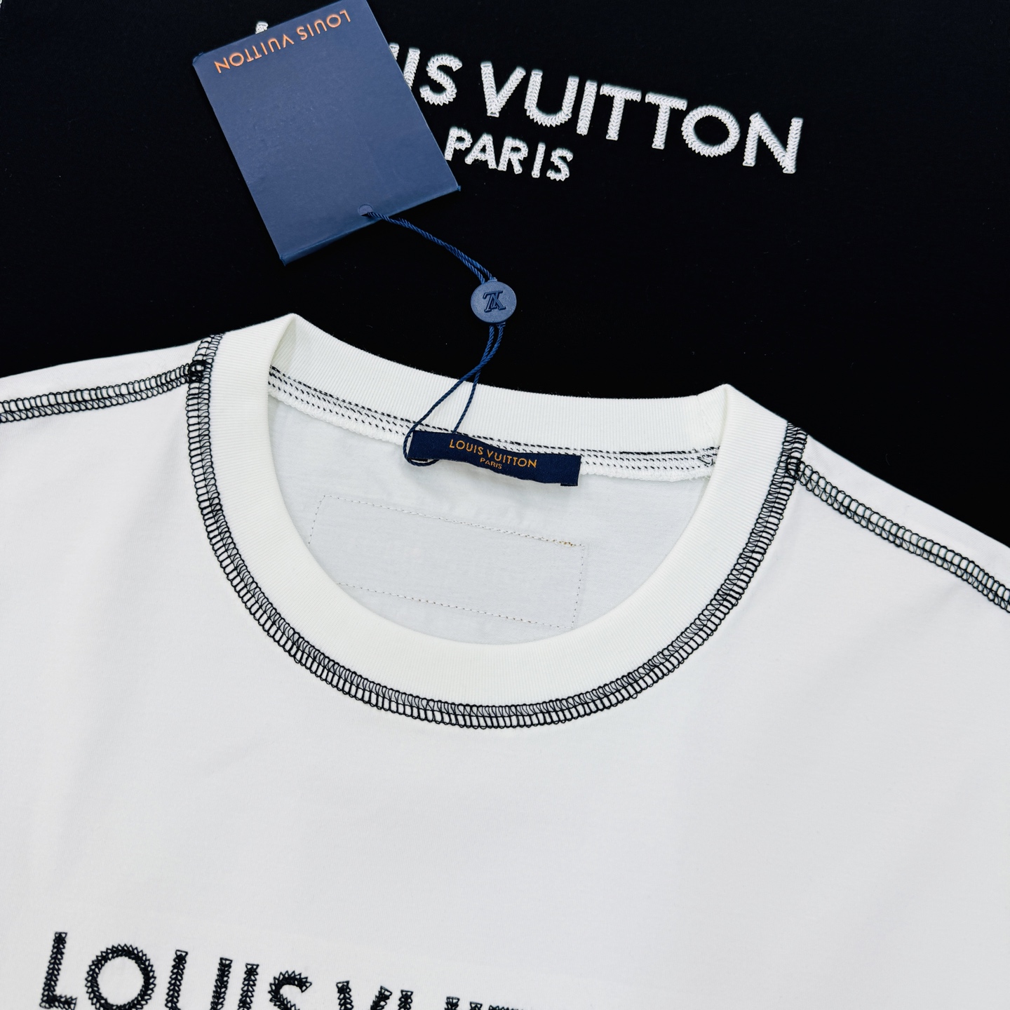 驴牌大爱款🖤LV撞色字母短袖T恤，丝光棉材质！柔软舒适！胸前“LOUIS VUITTON PARIS”字